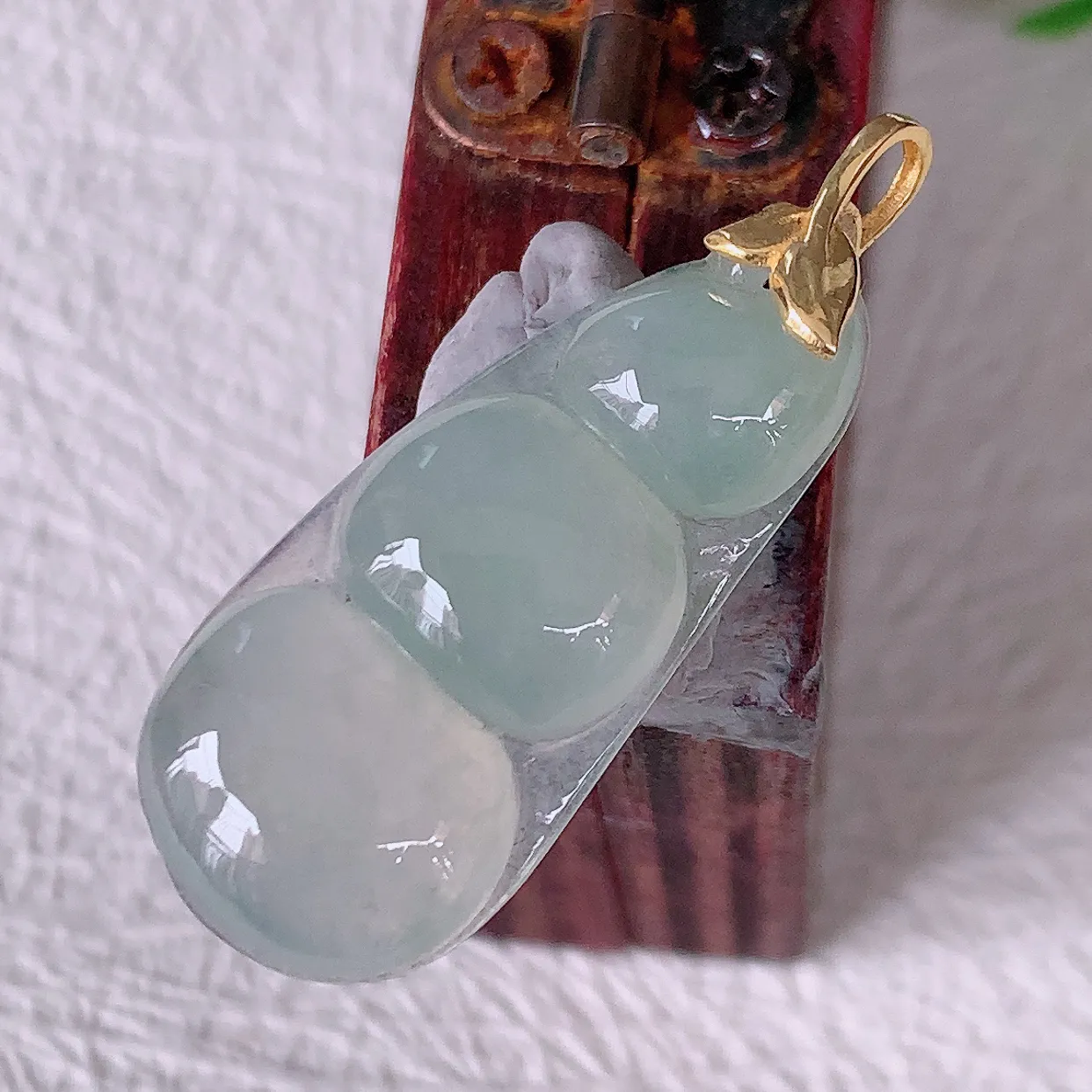 18K金镶嵌冰种翡翠四季豆吊坠，平安豆福豆玉坠，冰润通透，豆粒饱满，寓意：豆蔻年华！#12.28