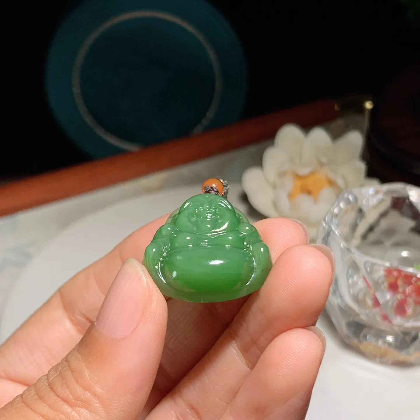 和田玉阳绿俄罗斯碧玉佛引福来挂件。尺寸25/25/7重10克。玉质细腻油润。手推出油。佩戴高端典雅。lt251220