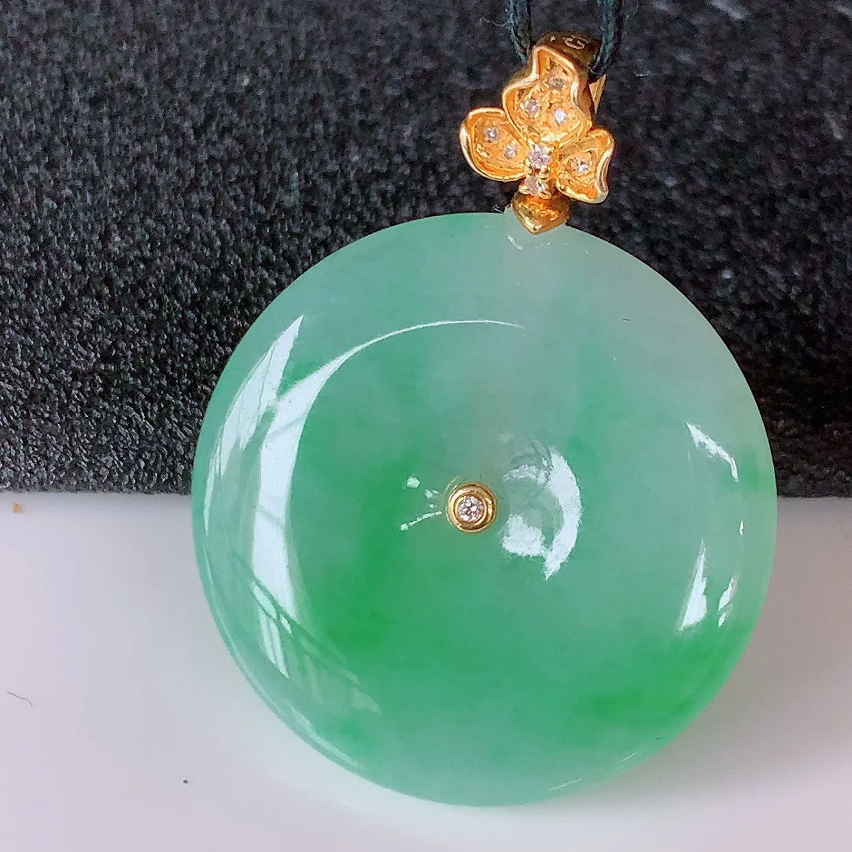 自然光实拍，18K金镶嵌水润翡翠平安扣吊坠，玉扣，冰润光泽，寓意平平安安，平安扣佩戴时尚漂亮！#00.20整体33*25.5*5.5裸石25.5*25.5