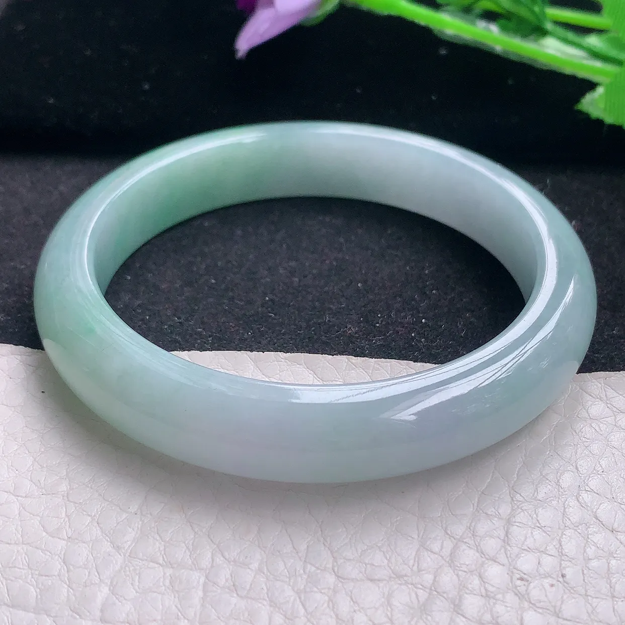 n自然光57*11.3*8.2平安镯 翡翠A货玉手镯胶感飘绿宽边玉手环