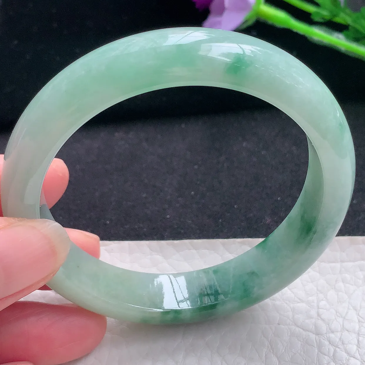 js自然光56.5*13*7.8美人镯 缅甸翡翠a货水润飘花宽边玉手镯玉手环