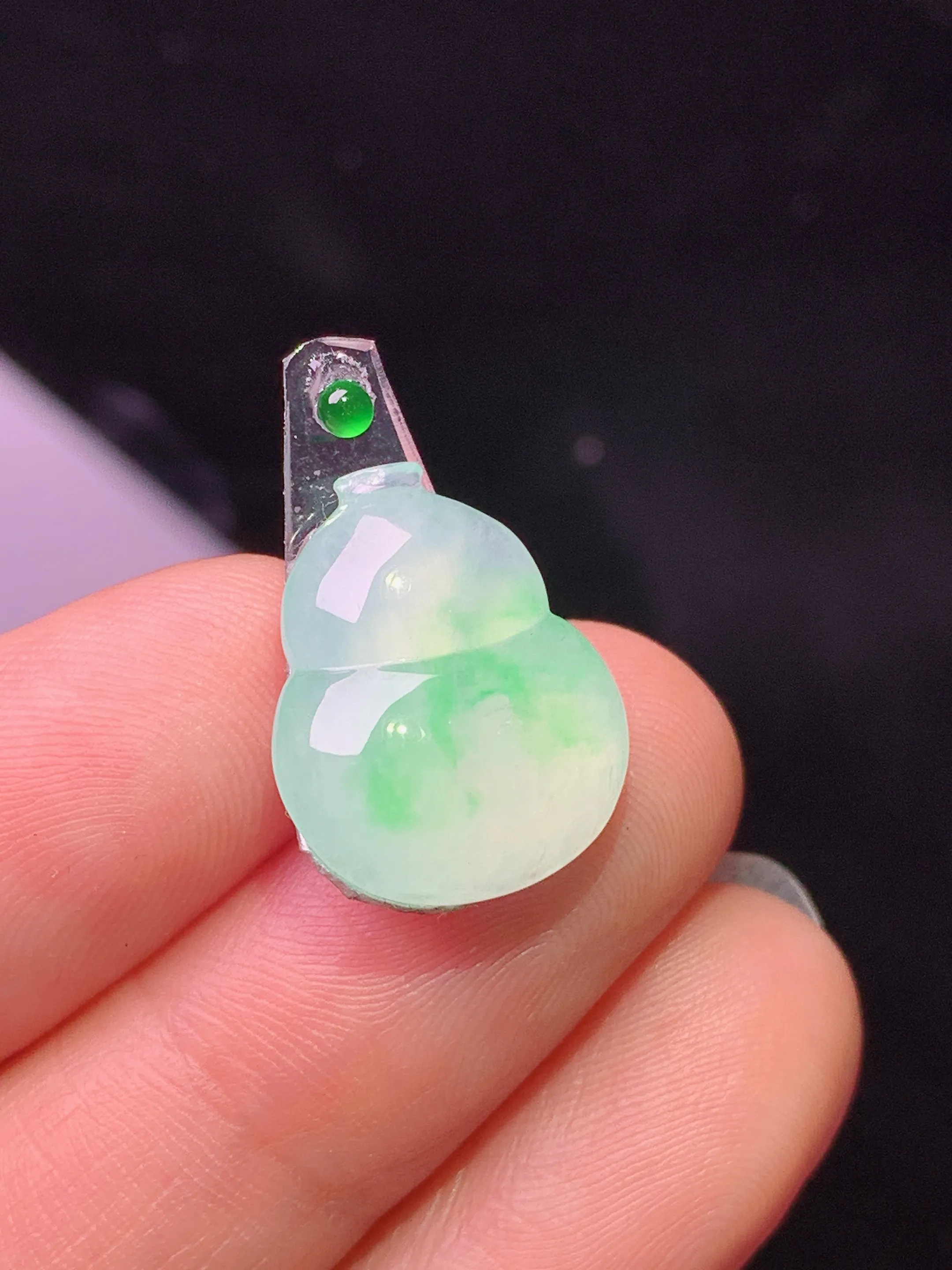 镶嵌款 飘绿葫芦 玉质细腻 色泽清新艳丽 整体尺寸16.3*13.3*4.5