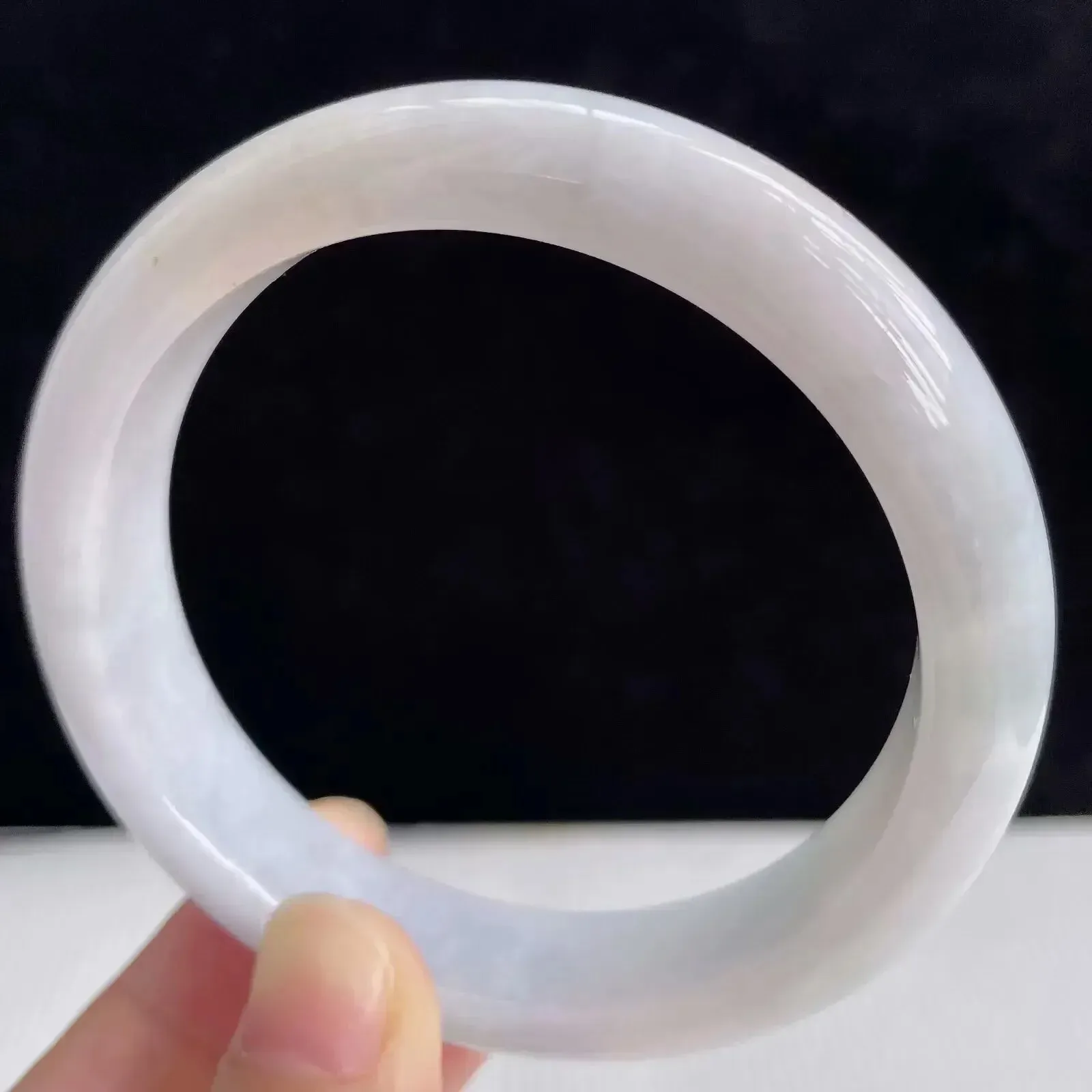 天然翡翠A货拍卖浅绿秀气56圈口玉手镯 50.89克