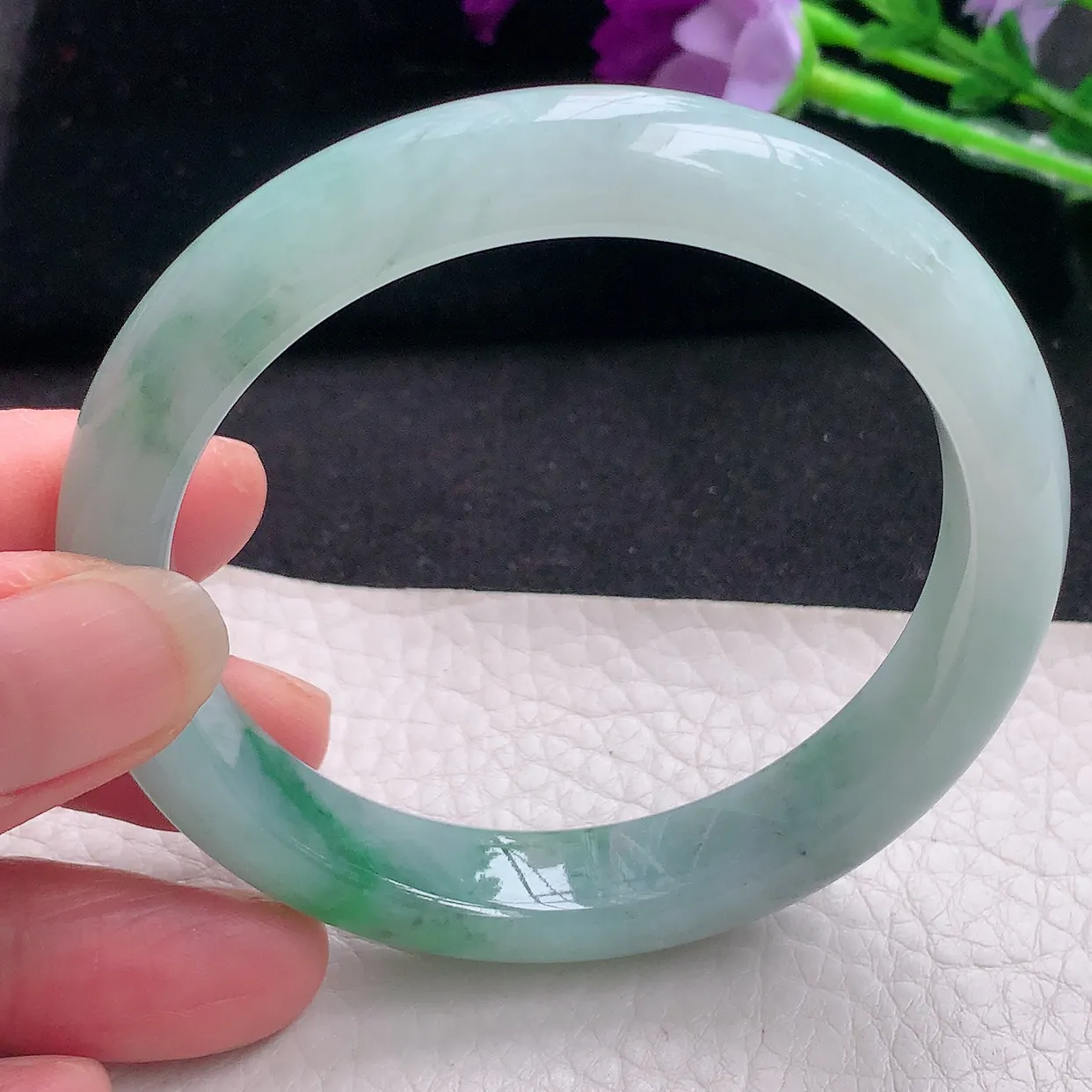 xx自然光56.5*11*8平安镯 翡翠A货飘绿宽边玉手镯玉手环