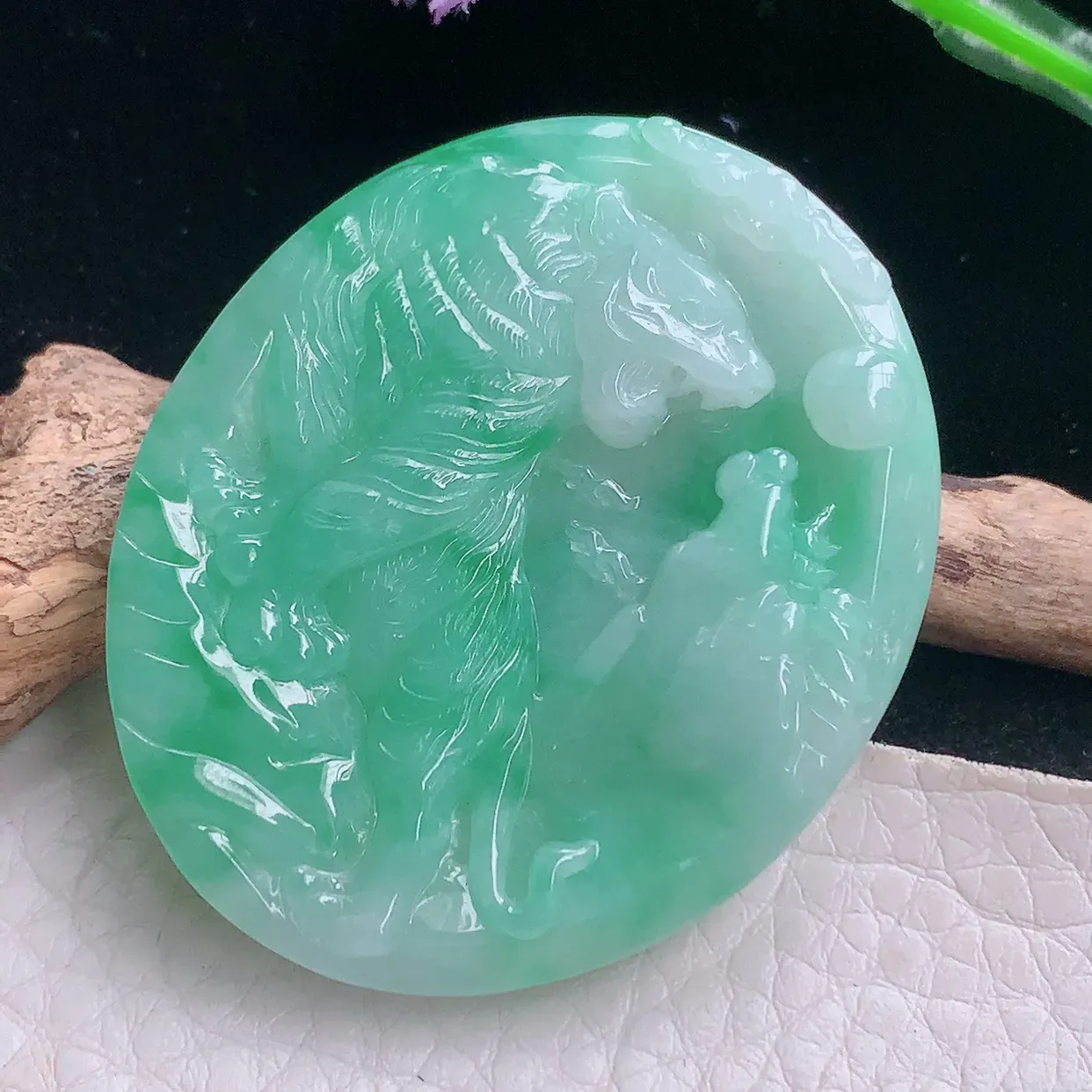 Ktj实拍47.8*40*5.6天然翡翠a货生肖老虎吊坠浅绿精雕上山虎玉坠 虎虎生威