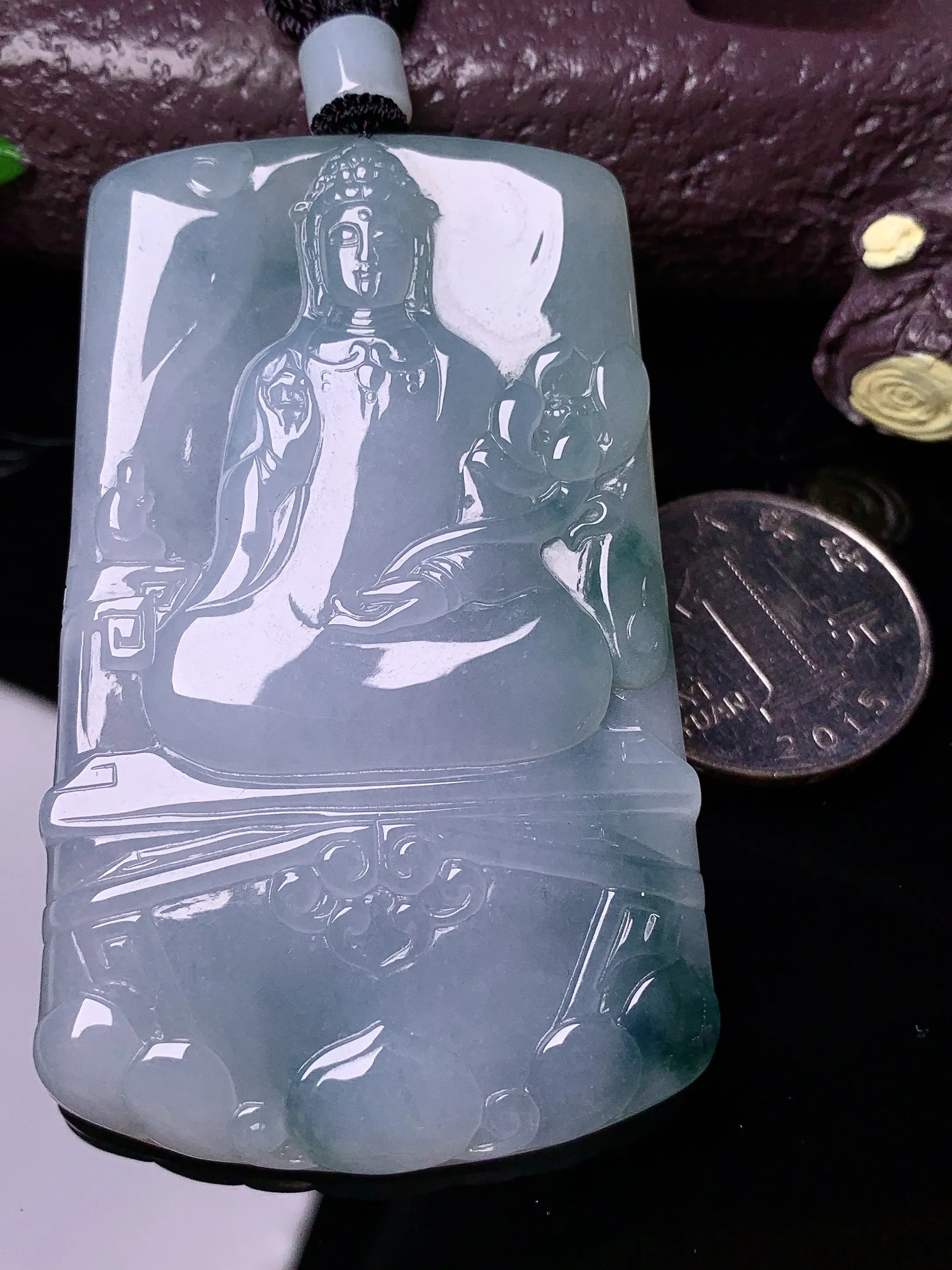 飘绿观音菩萨吊坠 玉质细腻 色泽清新艳丽 整体尺寸68.2*43.2*6