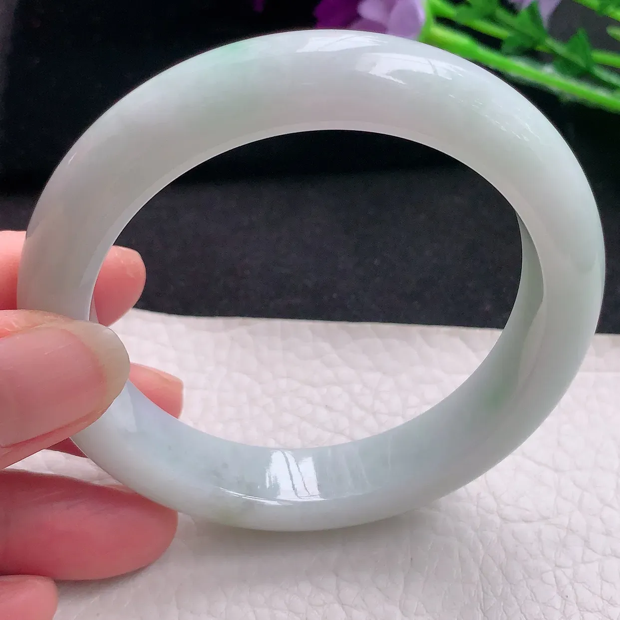 xx自然光57.5*13*9平安镯 翡翠A货水润飘绿宽边玉手镯玉手环