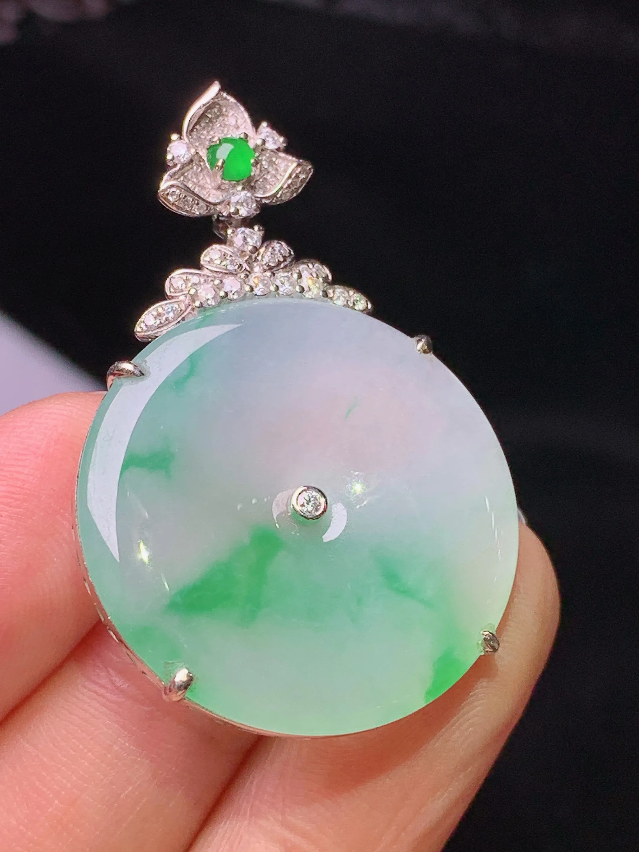 18k金钻镶嵌飘绿平安扣吊坠 玉质细腻 色泽清新艳丽 整体尺寸39.8*25.8*4.7