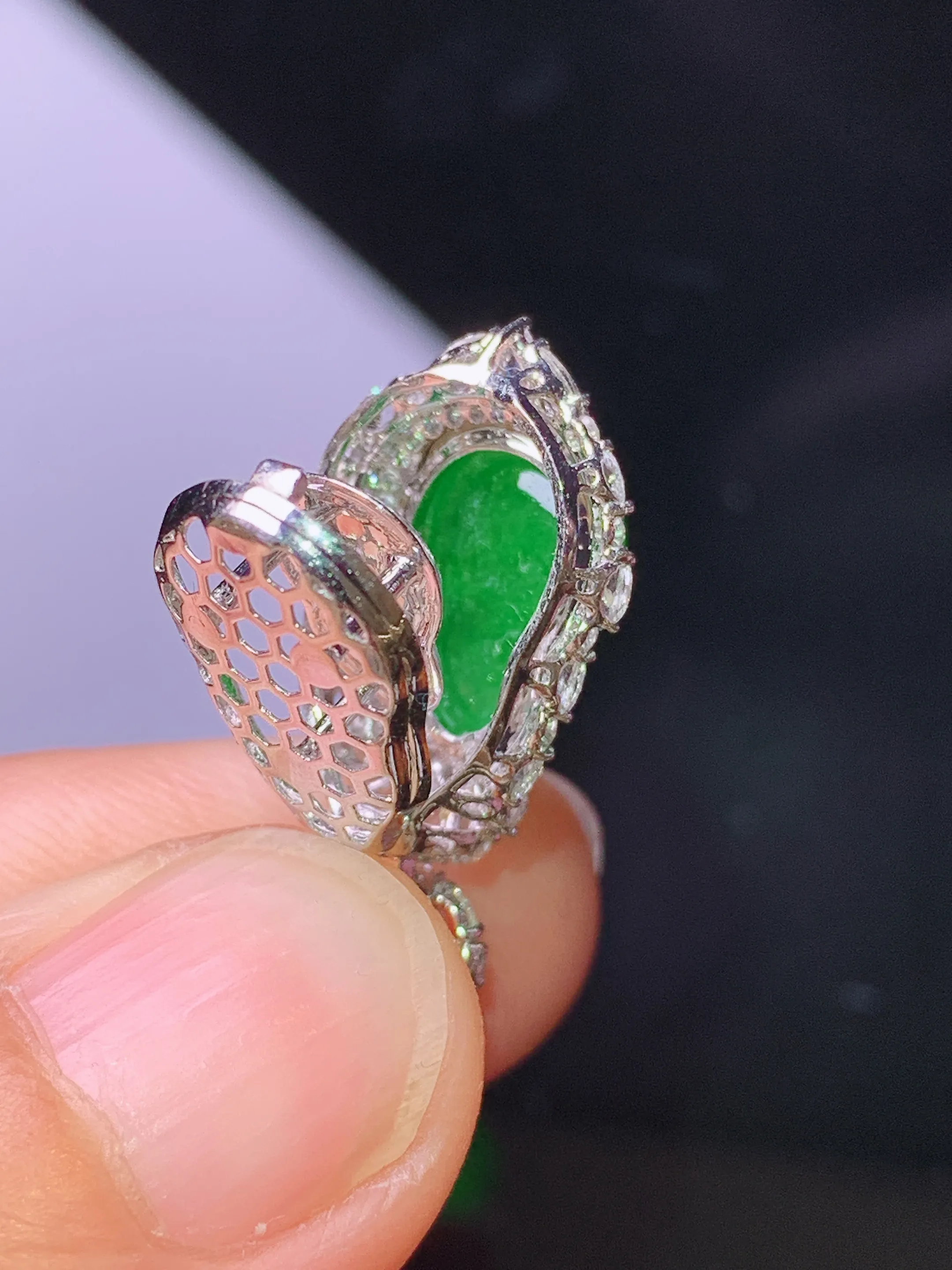 18k金钻镶嵌满绿葫芦吊坠 玉质细腻 色泽清新艳丽 整体尺寸25.2*12.5*9.8