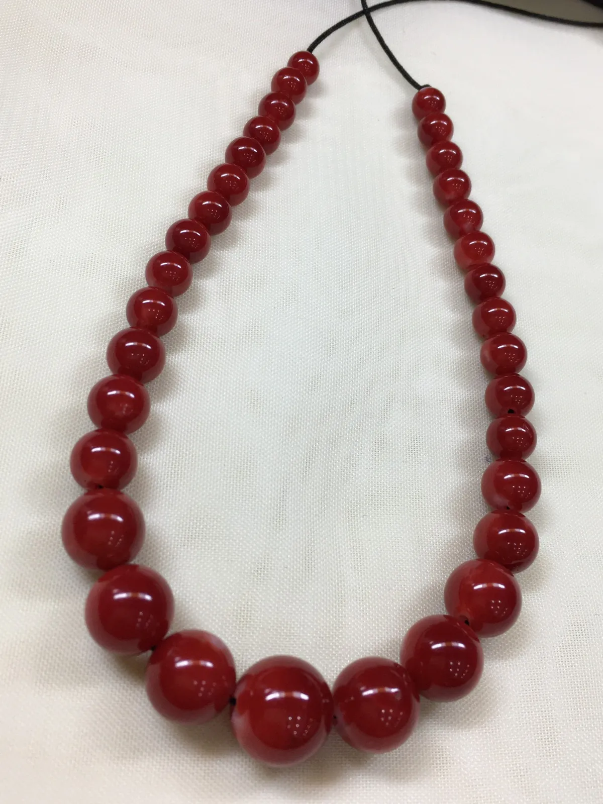 【天然日本阿卡红珊瑚10.3mm圆珠塔链款】难得高瓷度，整条少虫眼少白芯的阿卡圆珠。整条深红颜色，珠子直径10.3-5.3mm，每颗珠子均为天然的珊瑚，珊瑚自古就为佛教珍宝，深海千年有机宝石！收藏价值高、可传承！总重15.27克！追求品质者的福音！实物漂亮！