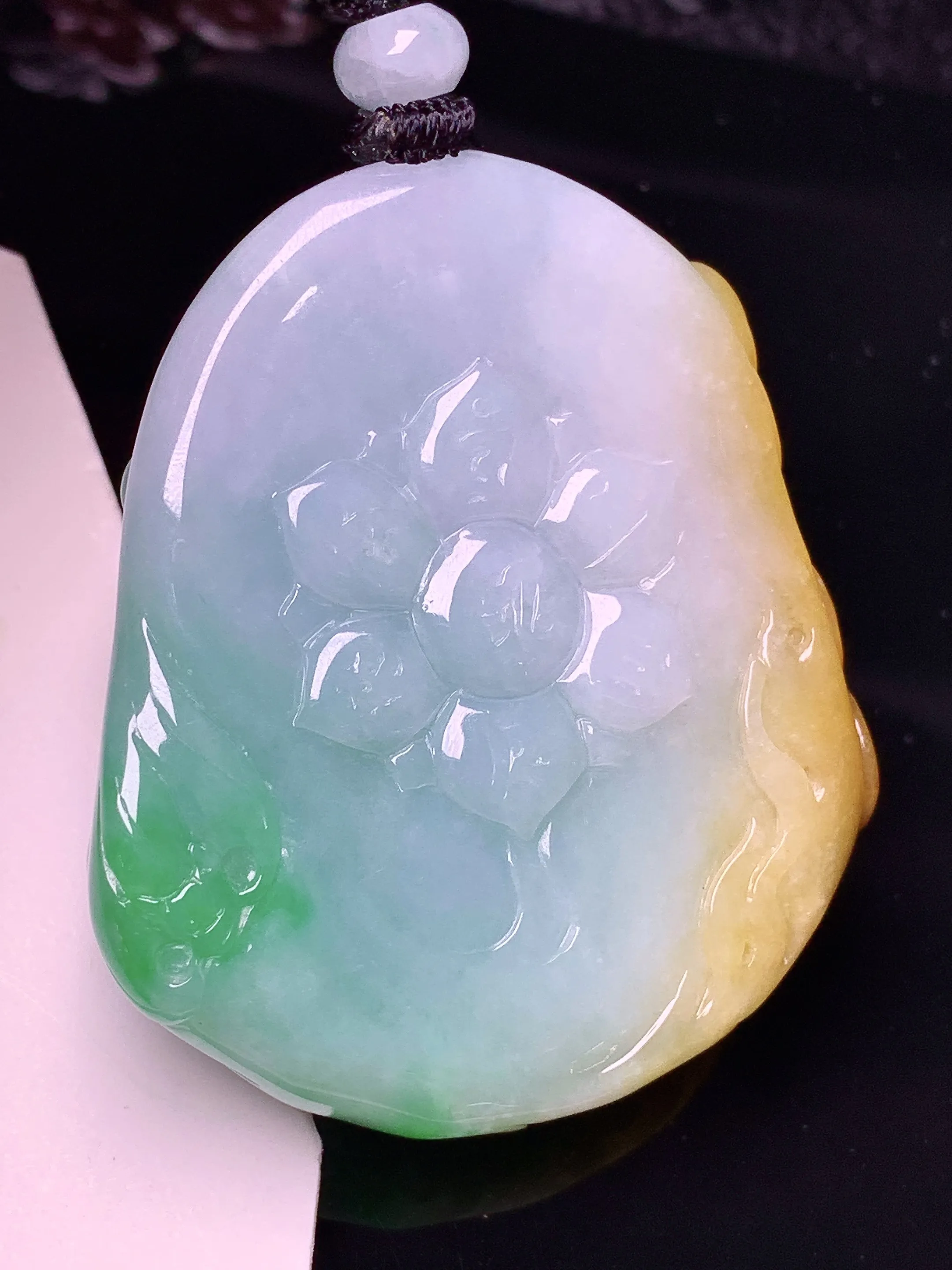 飘黄绿黄财神吊坠 玉质细腻 色泽清新艳丽 整体尺寸48*41.8*13