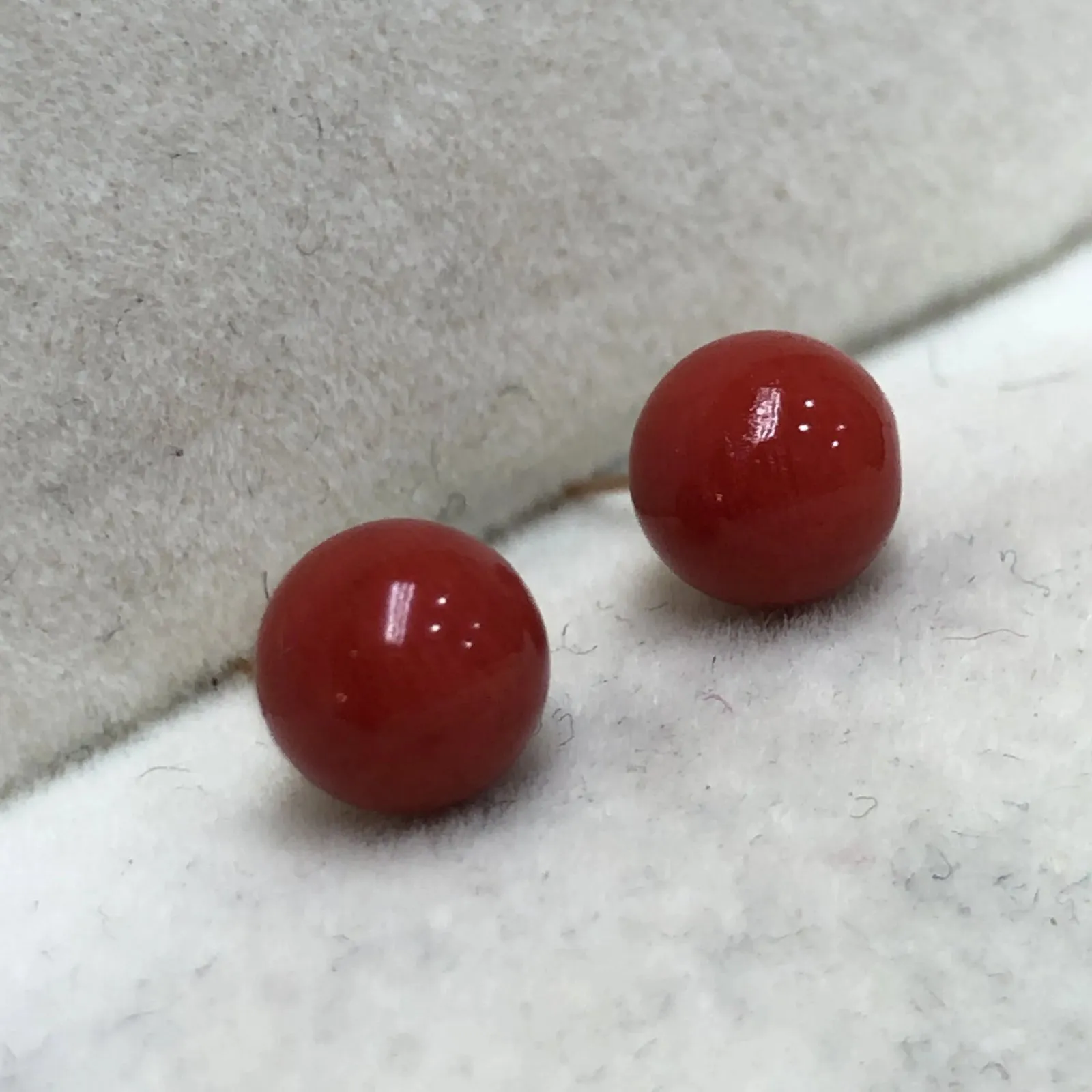 【天然深红珊瑚小7mm圆珠耳钉】天然无添加无优化，深红色，意大利沙丁材料！裸石尺寸6.7*6.7*6.7mm,18k金针，裸石重量约为0.9克。简单精致款！珊瑚材料稀少不可再生，通常说的“千年珊瑚万年的红”是它的真实写照！珊瑚自古被佛教视为珍宝，深海里千年生长的有生命宝石，有灵性，气场强大，佩戴者更有佛性，更有佛缘！