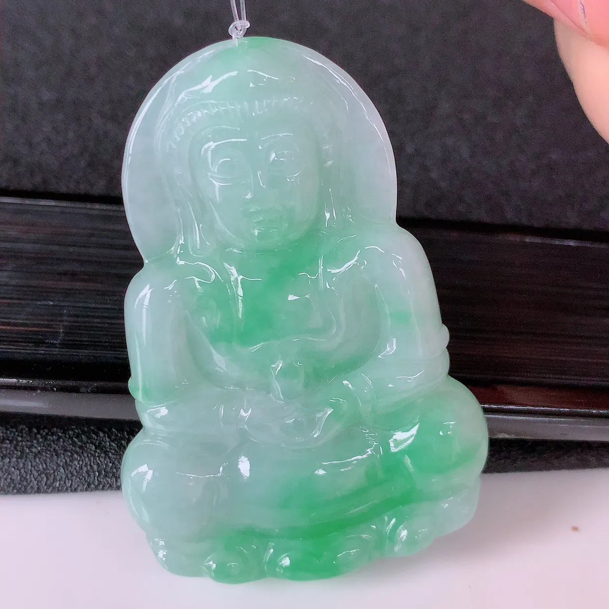 自然光实拍，冰润飘绿翡翠观音菩萨吊坠，赐福翡翠观音，翠绿迷人，观音面相端庄，佩戴时尚出众！#49.20