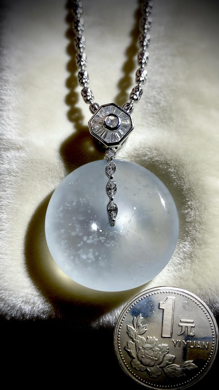 【平安顺遂】，木那雪花料厚装平安扣子，
38.5-裸石25.2-7.5mm，10.98g，
18K金，南非钻，不配链