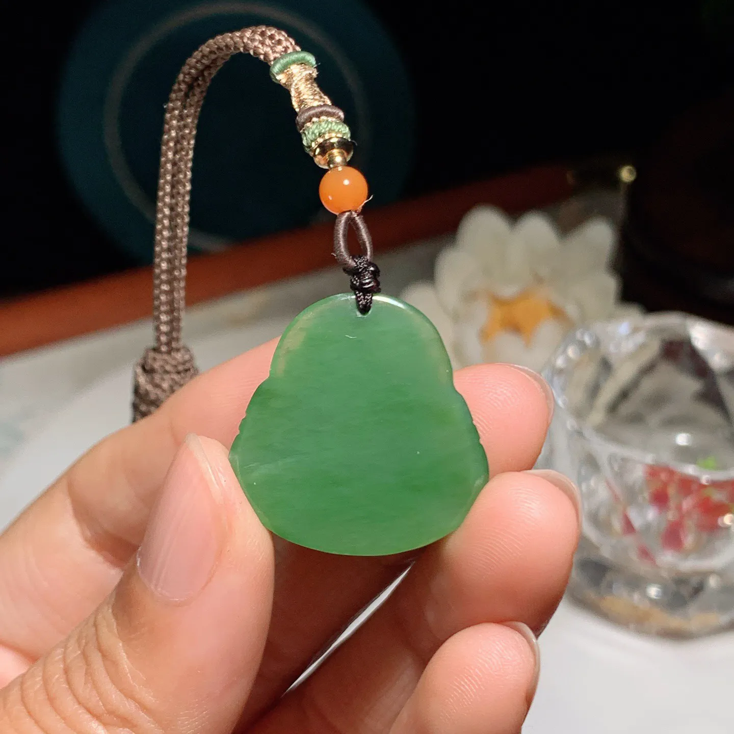 和田玉阳绿俄罗斯碧玉佛引福来挂件。尺寸25/25/7重10克。玉质细腻油润。手推出油。佩戴高端典雅。lt251220