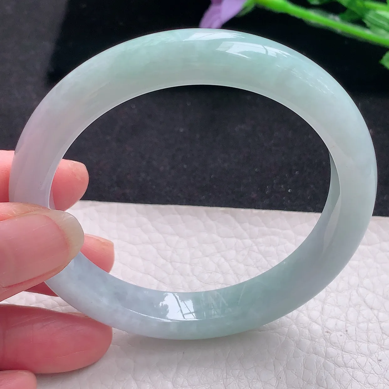 n自然光58*11*8.3平安镯 翡翠A货玉手镯浅绿清新宽边玉手环