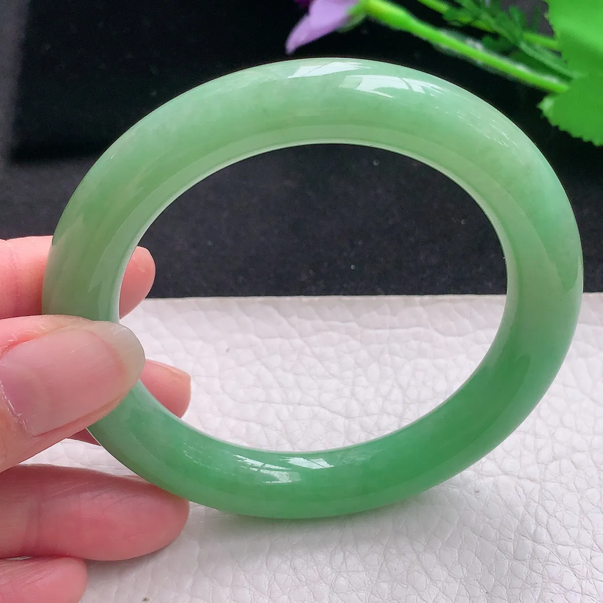 yh自然光56.5*10.6美人镯 翡翠玉手镯水润满绿圆条玉手环 美人镯