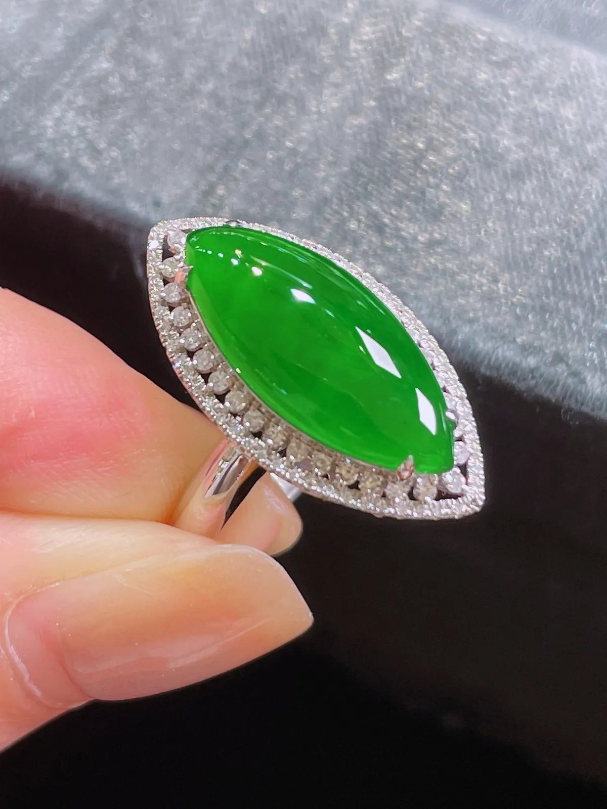 满绿马眼戒指 水色极好
整体尺寸22.3/11.8/7.9