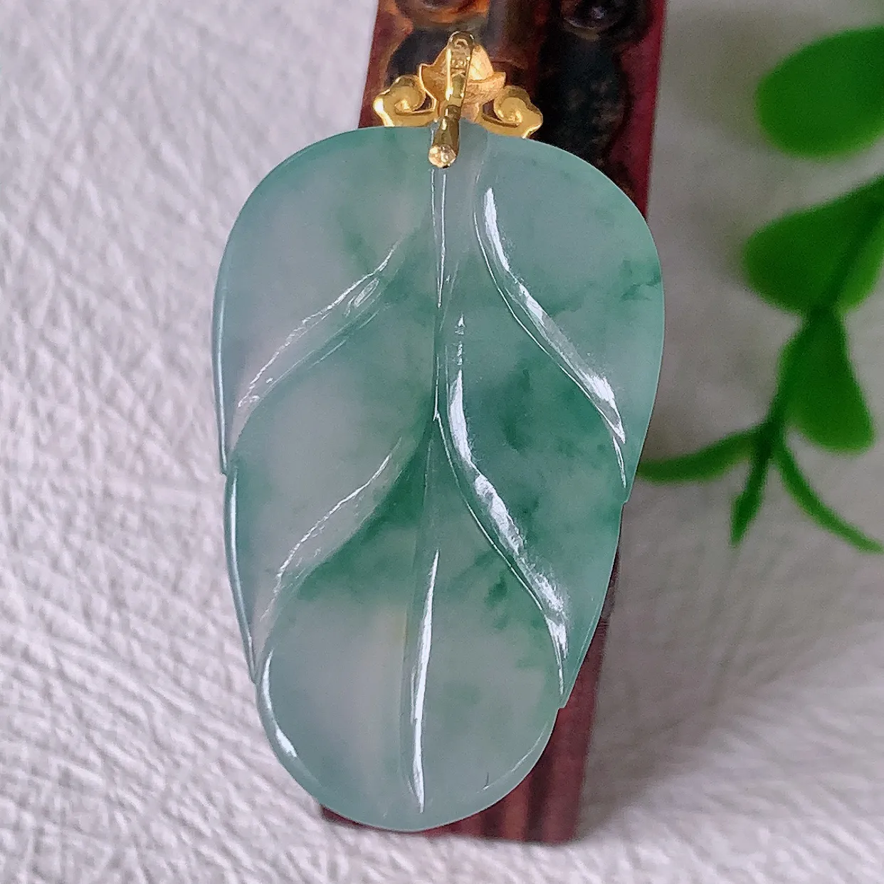 18K金镶嵌冰种飘花翡翠叶子吊坠 ，种水足，色泽清新，工艺精湛，叶子寓意美好；金枝玉叶，事业有成。#12.20整体33.5裸石29*18.8*4.5