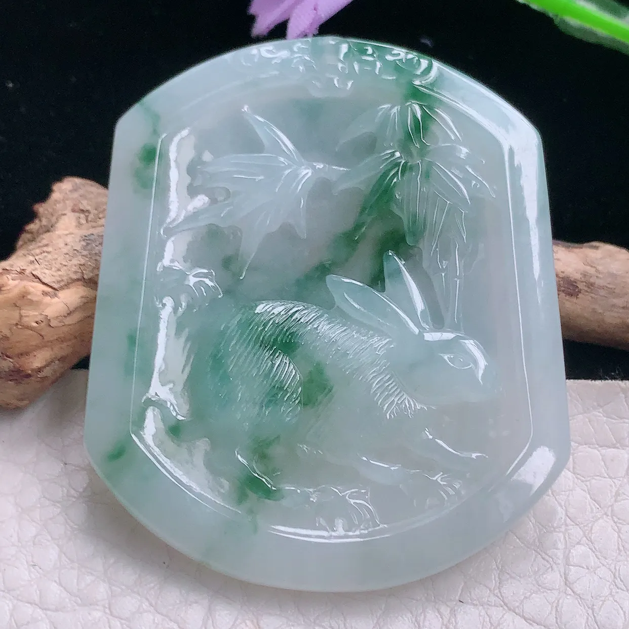 kh实拍51.8*43.8*5天然翡翠a货冰飘花生肖兔子吊坠 聪明伶俐玉佩