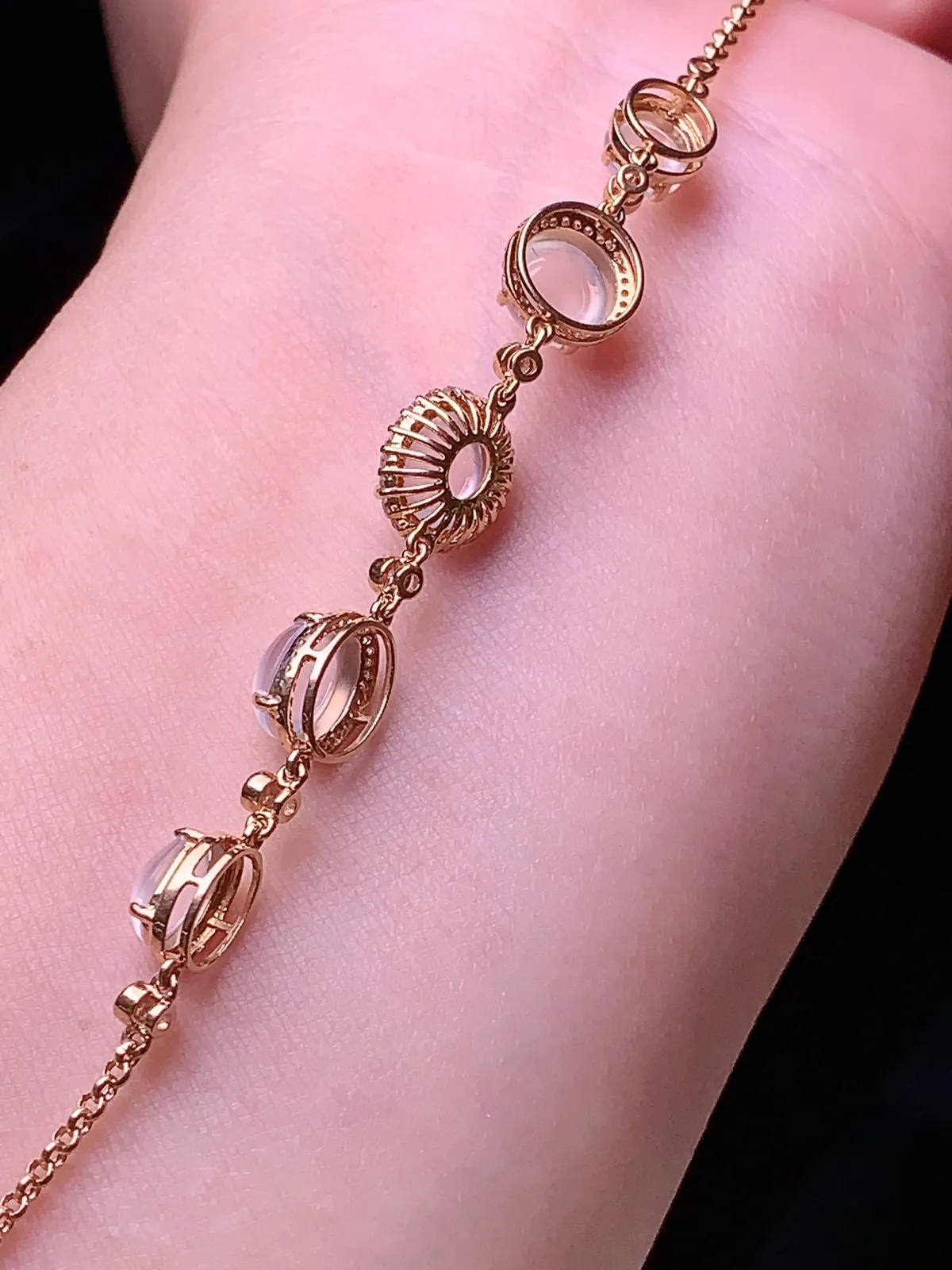 18k金钻镶嵌玻璃种蛋面手链 玉质细腻 色泽艳丽 整体尺寸65.8*8.2*5.8