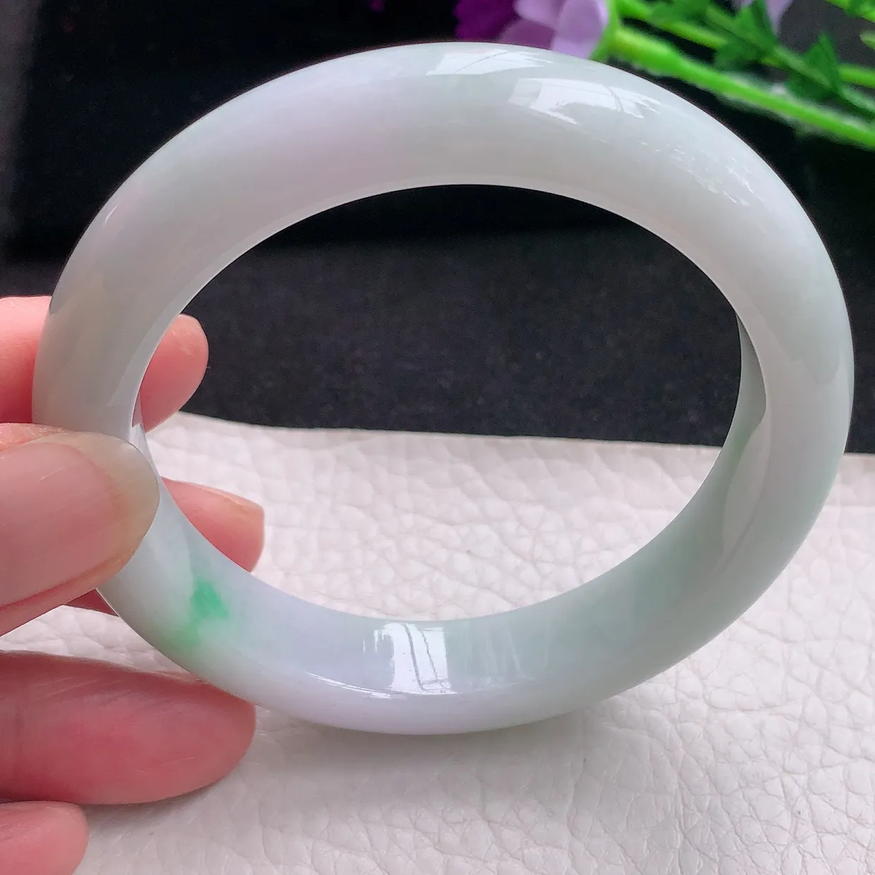 xx自然光57.5*13*9平安镯 翡翠A货水润飘绿宽边玉手镯玉手环