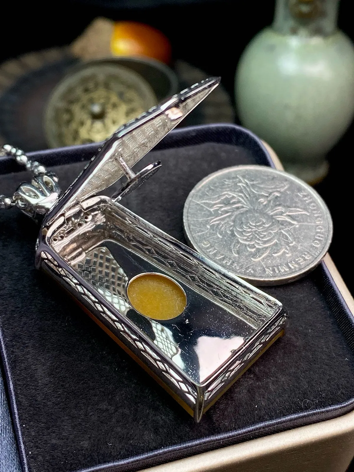 【冰种黄翡无事牌吊坠】质地细腻，冰润通透，晶莹闪亮。收藏品质，18k金钻镶嵌，裸石尺寸34.5*19.9*3.5毫米