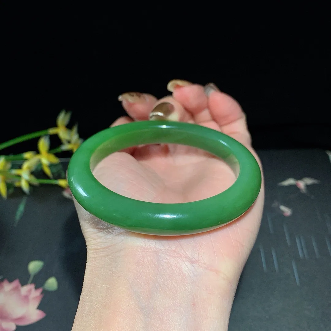 和田玉55圈口阳绿色碧玉手镯！玉质细腻油润 底色纯净 无裂无杂 脂粉好，品质高