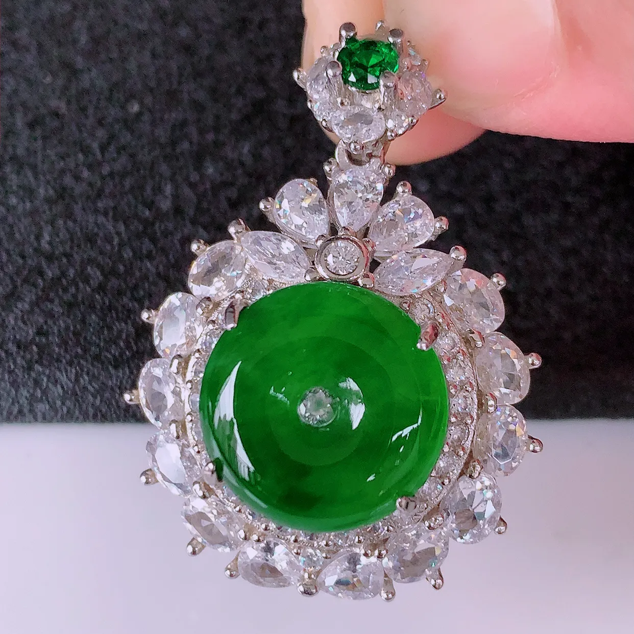 冰透满绿翡翠925银镶嵌平安扣吊坠，自然光实拍，翠色灵动，颜色漂亮，种老水足，品相佳，佩戴佳品！#9