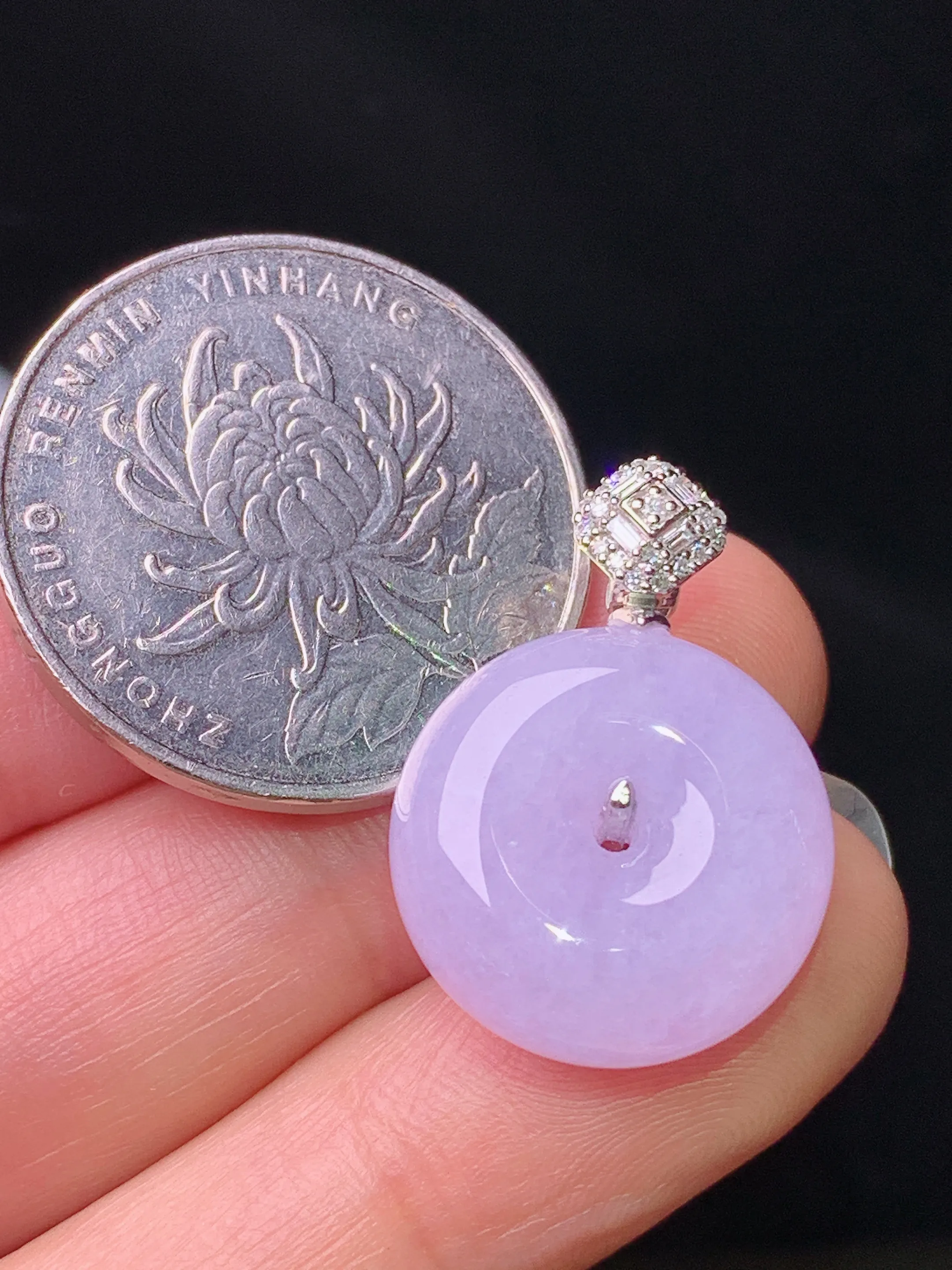 18k金钻镶嵌紫罗兰平安扣吊坠 玉质细腻 色泽清新艳丽 整体尺寸24*17*7.3