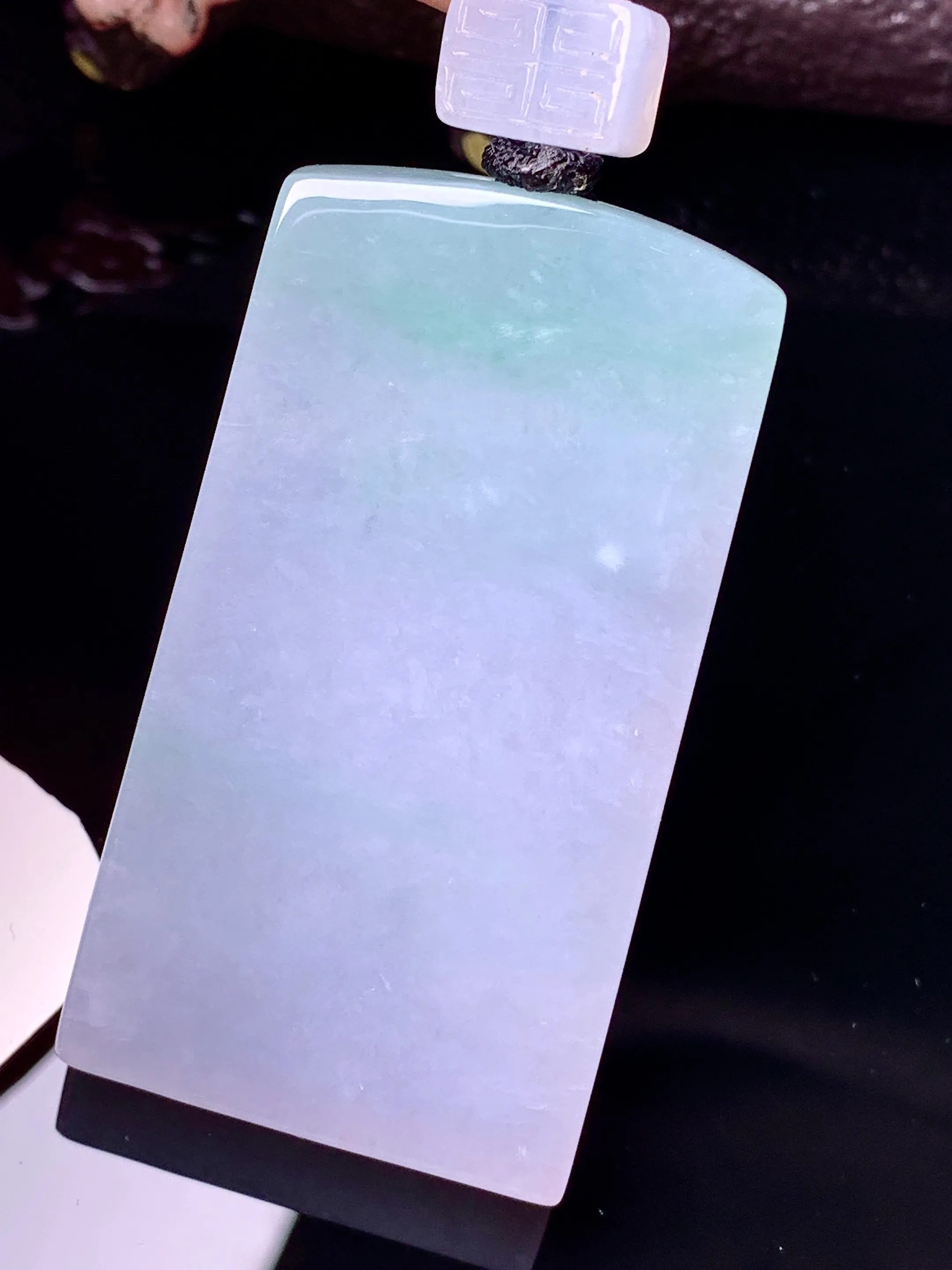 飘绿无事牌吊坠 玉质细腻 色泽清新艳丽 整体尺寸56.3*30.8*8