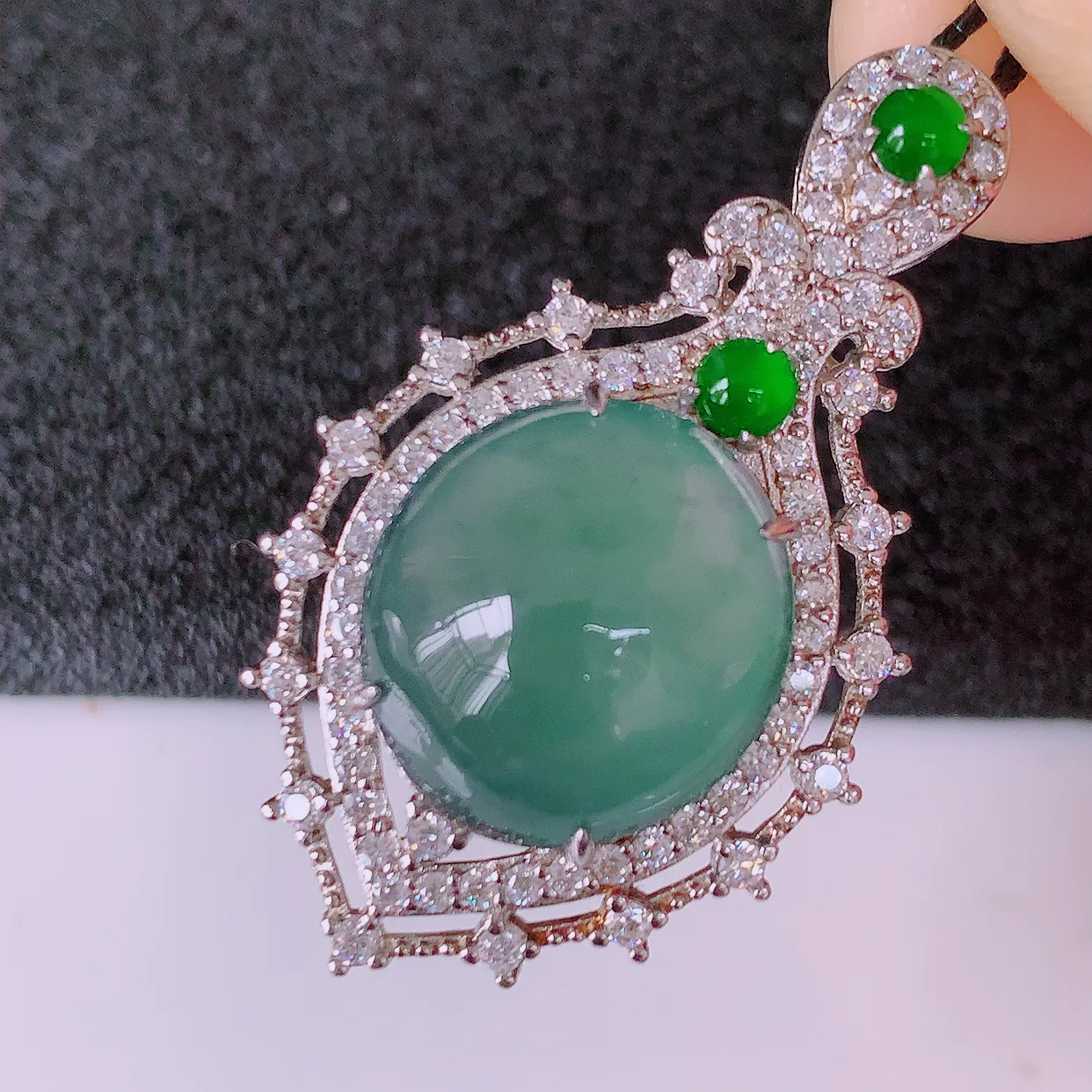 大颗冰透满绿翡翠925银镶嵌吊坠，自然光实拍，翠色灵动，颜色漂亮，种老水足，品相佳，佩戴佳品！#97