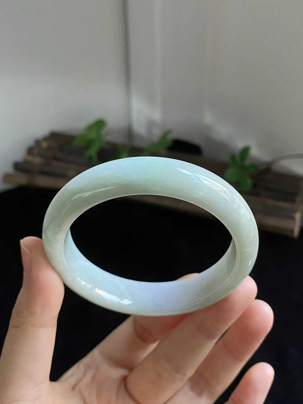 正圈52.4圈口，翡翠糯化种飘绿手镯