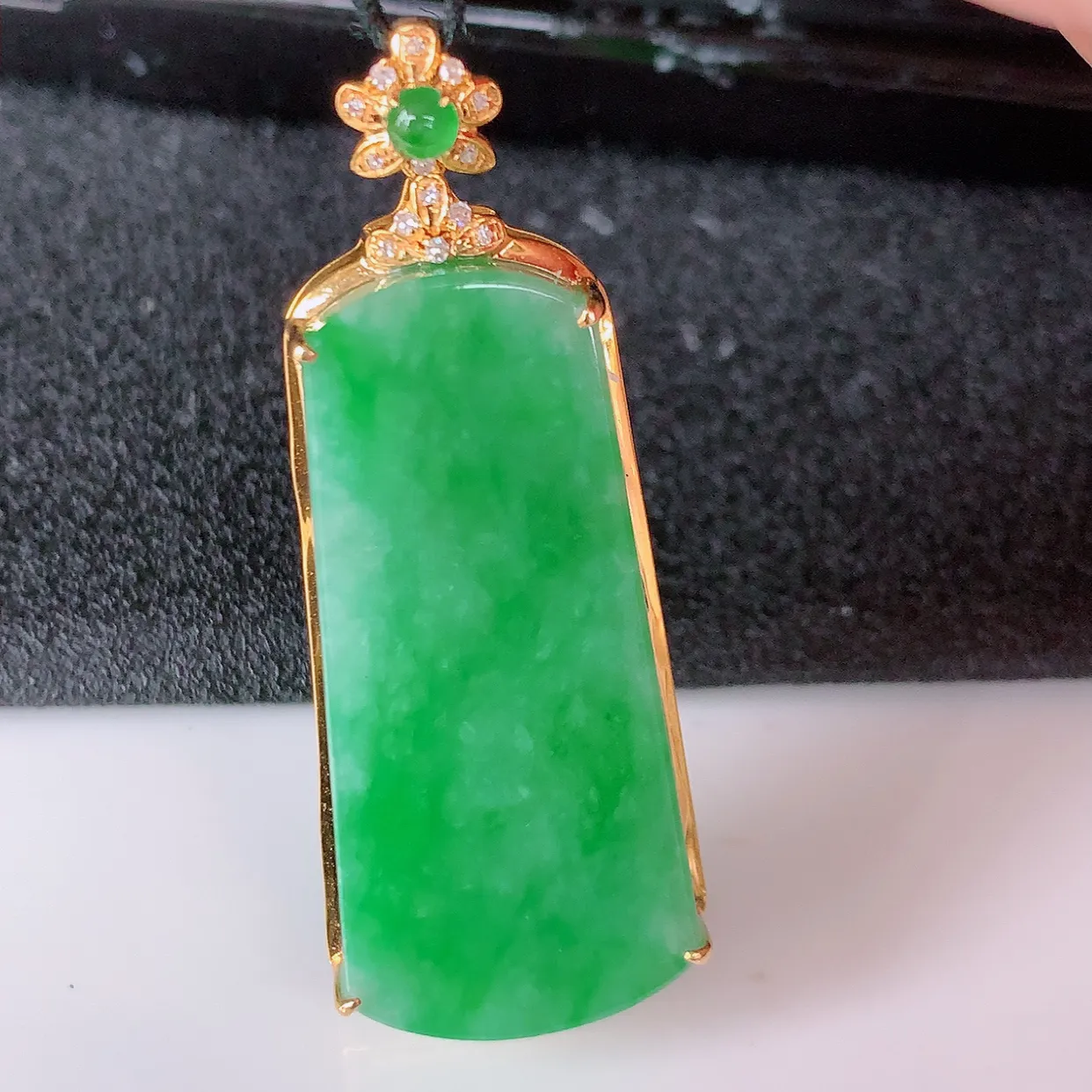 自然光实拍，18K金镶嵌水润飘绿翡翠平安无事牌吊坠，平平安安，无事牌翠色灵动，佩戴平安时尚！#00.20整体43.5*17.5*6.8裸石33*15.5