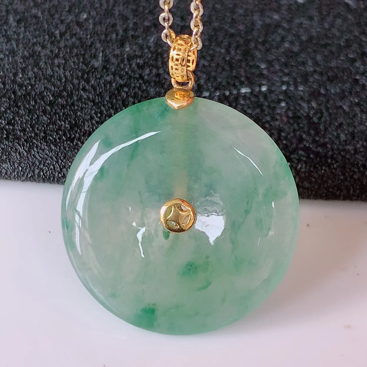 18K金镶嵌冰种飘花翡翠平安扣吊坠，水润光泽，寓意平平安安，佩戴时尚漂亮！#24.20整体28.5*23*4.5裸石23-23