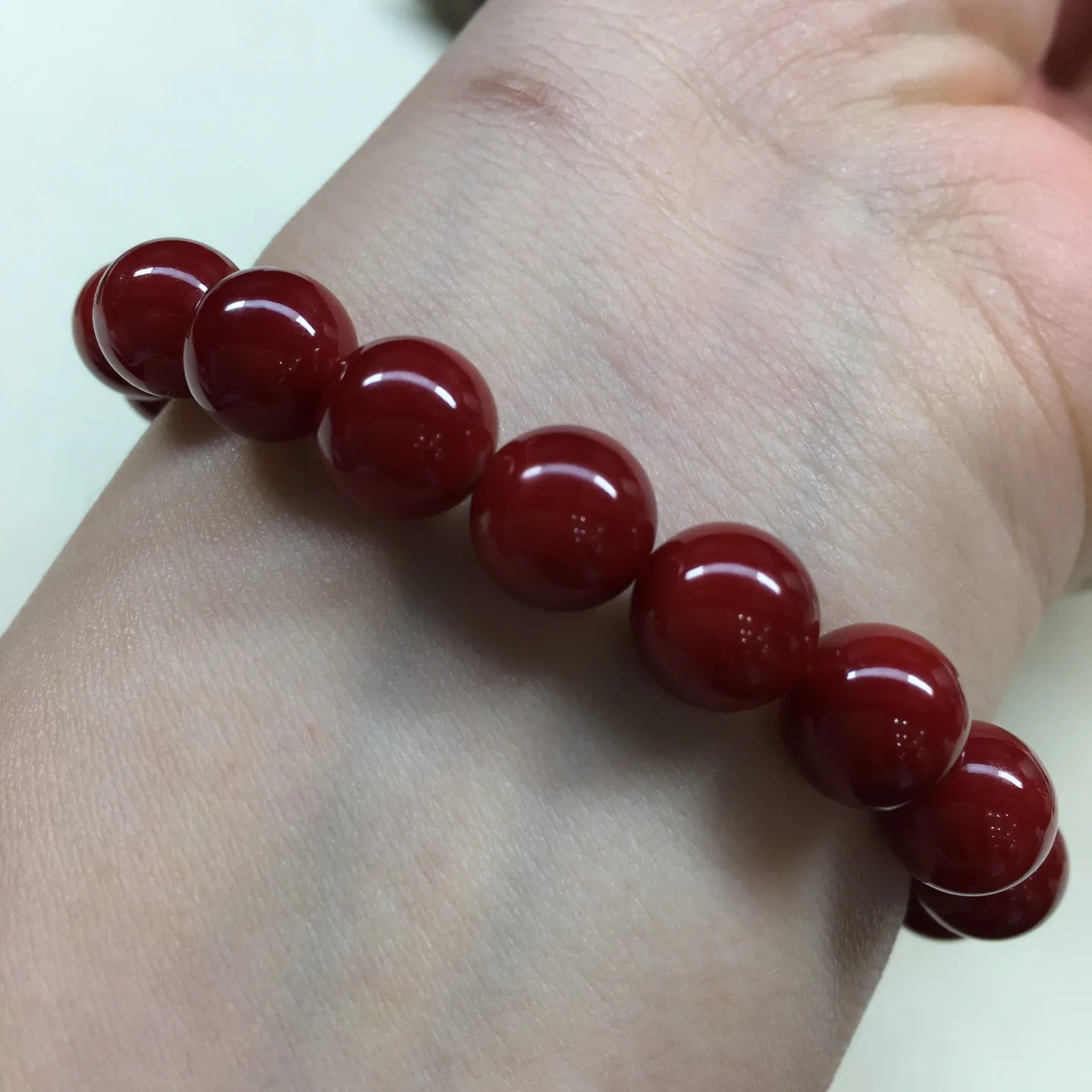 【天然日本阿卡牛血红珊瑚9.2mm大圆珠单圈手串】️遇不可求！日本产地，阿卡材料，牛血红颜色，光泽柔润透亮，直径约9.2-8.6mm，重量18.37克，珊瑚本为佛教珍宝，来自深海千年生长，有生长纹，属于有机宝石，气场强大，稀少珍贵！每粒均为天然无添加无修补！少虫眼少白芯！收藏精品！传承宝贝！