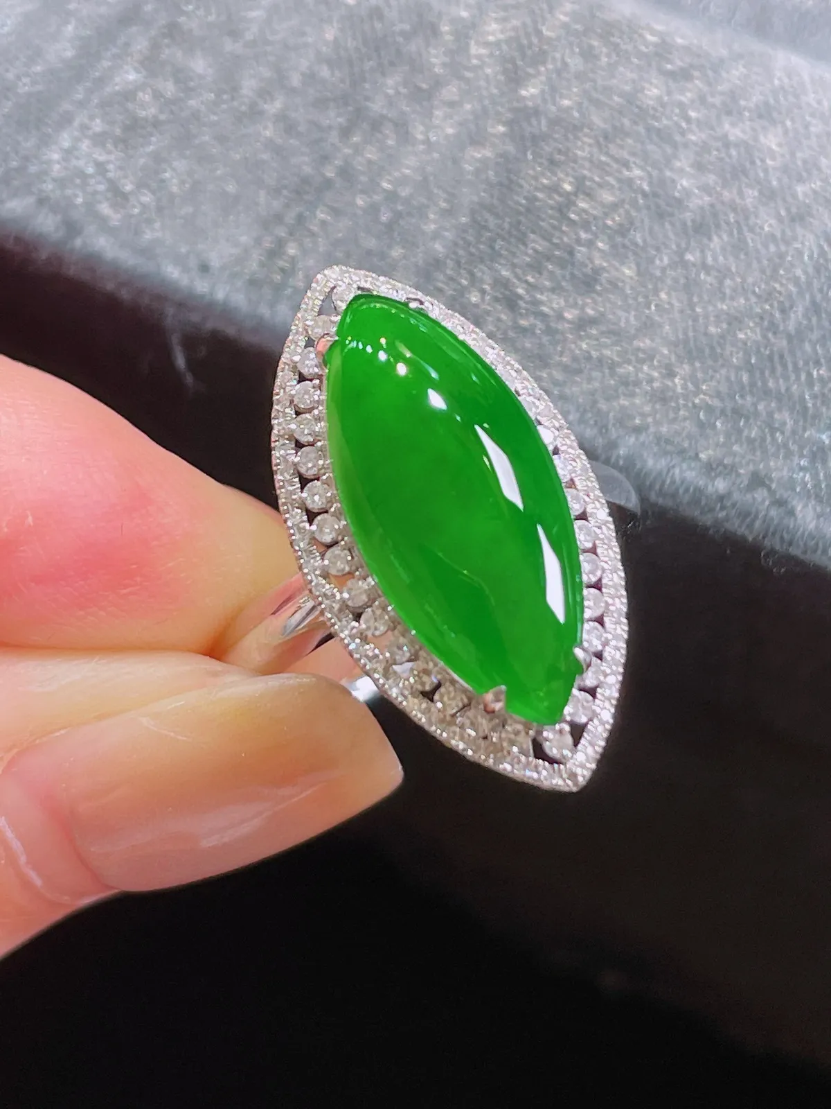 满绿马眼戒指 水色极好
整体尺寸22.3/11.8/7.9