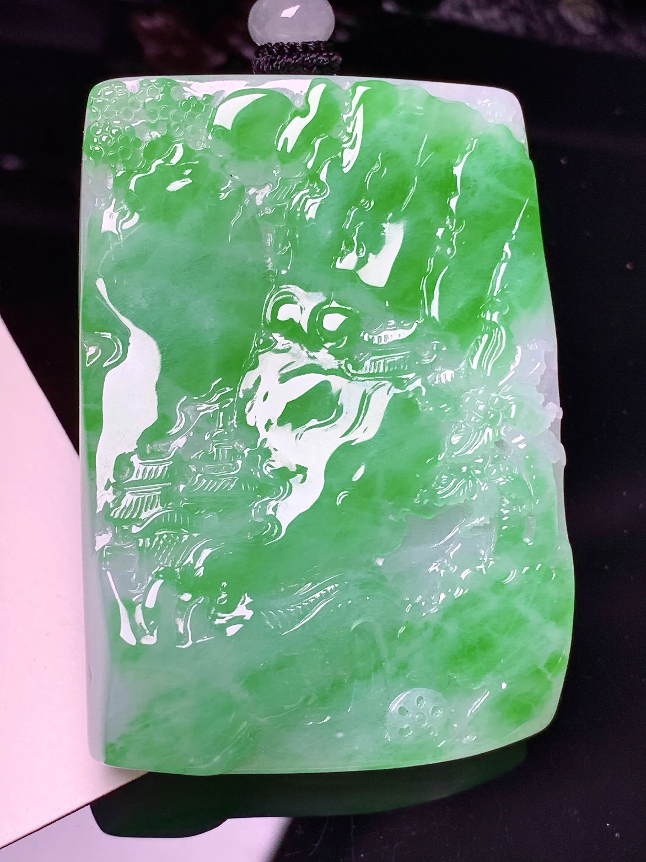 翠绿山水牌子吊坠 玉质细腻 色泽清新艳丽 整体尺寸51*35.6*11.7