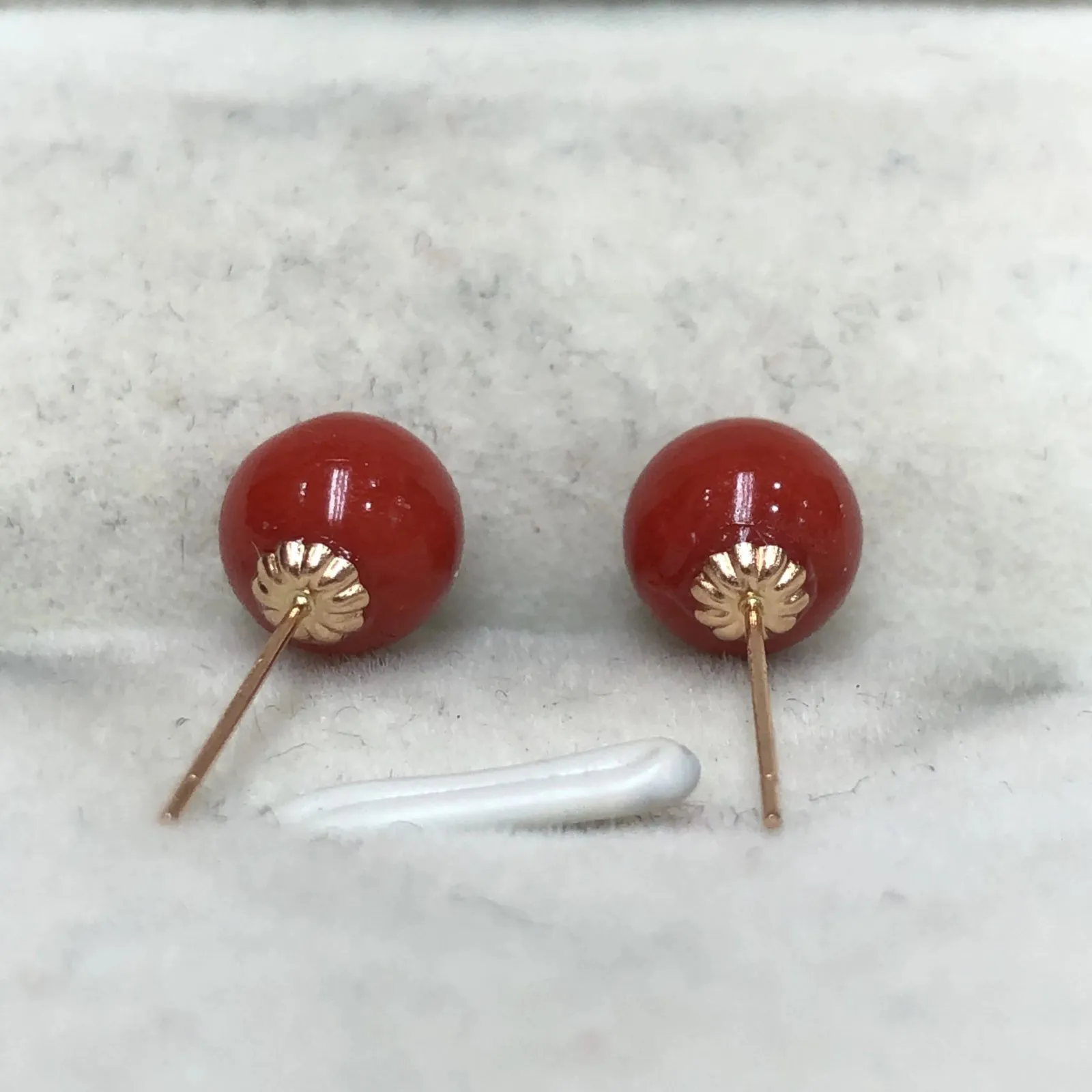 【天然深红珊瑚小7mm圆珠耳钉】天然无添加无优化，深红色，意大利沙丁材料！裸石尺寸6.7*6.7*6.7mm,18k金针，裸石重量约为0.9克。简单精致款！珊瑚材料稀少不可再生，通常说的“千年珊瑚万年的红”是它的真实写照！珊瑚自古被佛教视为珍宝，深海里千年生长的有生命宝石，有灵性，气场强大，佩戴者更有佛性，更有佛缘！