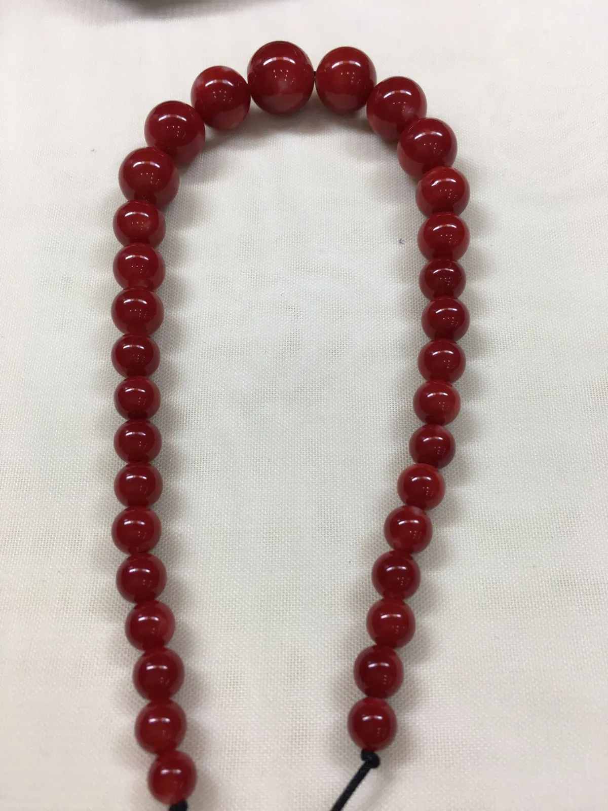 【天然日本阿卡红珊瑚10.3mm圆珠塔链款】难得高瓷度，整条少虫眼少白芯的阿卡圆珠。整条深红颜色，珠子直径10.3-5.3mm，每颗珠子均为天然的珊瑚，珊瑚自古就为佛教珍宝，深海千年有机宝石！收藏价值高、可传承！总重15.27克！追求品质者的福音！实物漂亮！