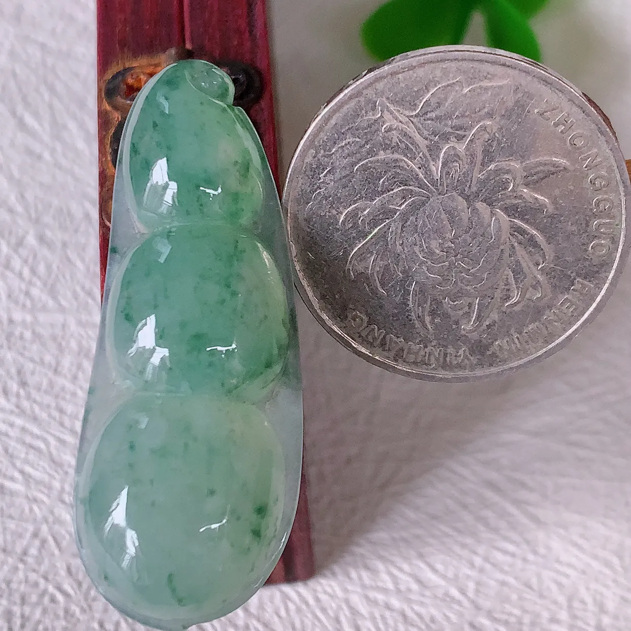 自然光实拍，冰种飘花翡翠福豆吊坠，寓意“四季平安，福气满满”胶感十足，饱满，佩戴效果优雅迷人！#24.20