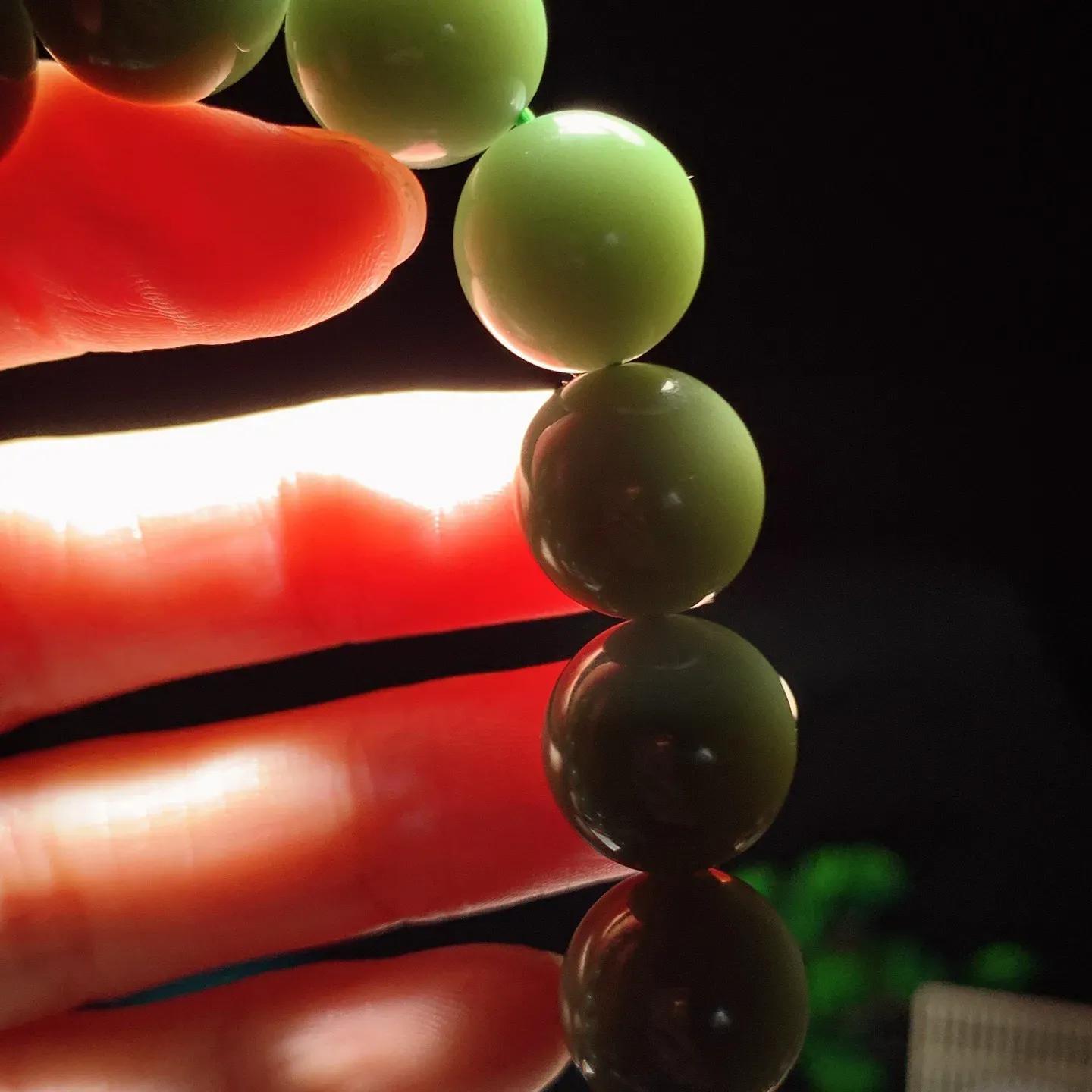 新疆和田玉塔青圆珠手串。单颗尺寸14重64.5克。玉质细腻油润。手推出油。佩戴高端典雅。lt251220