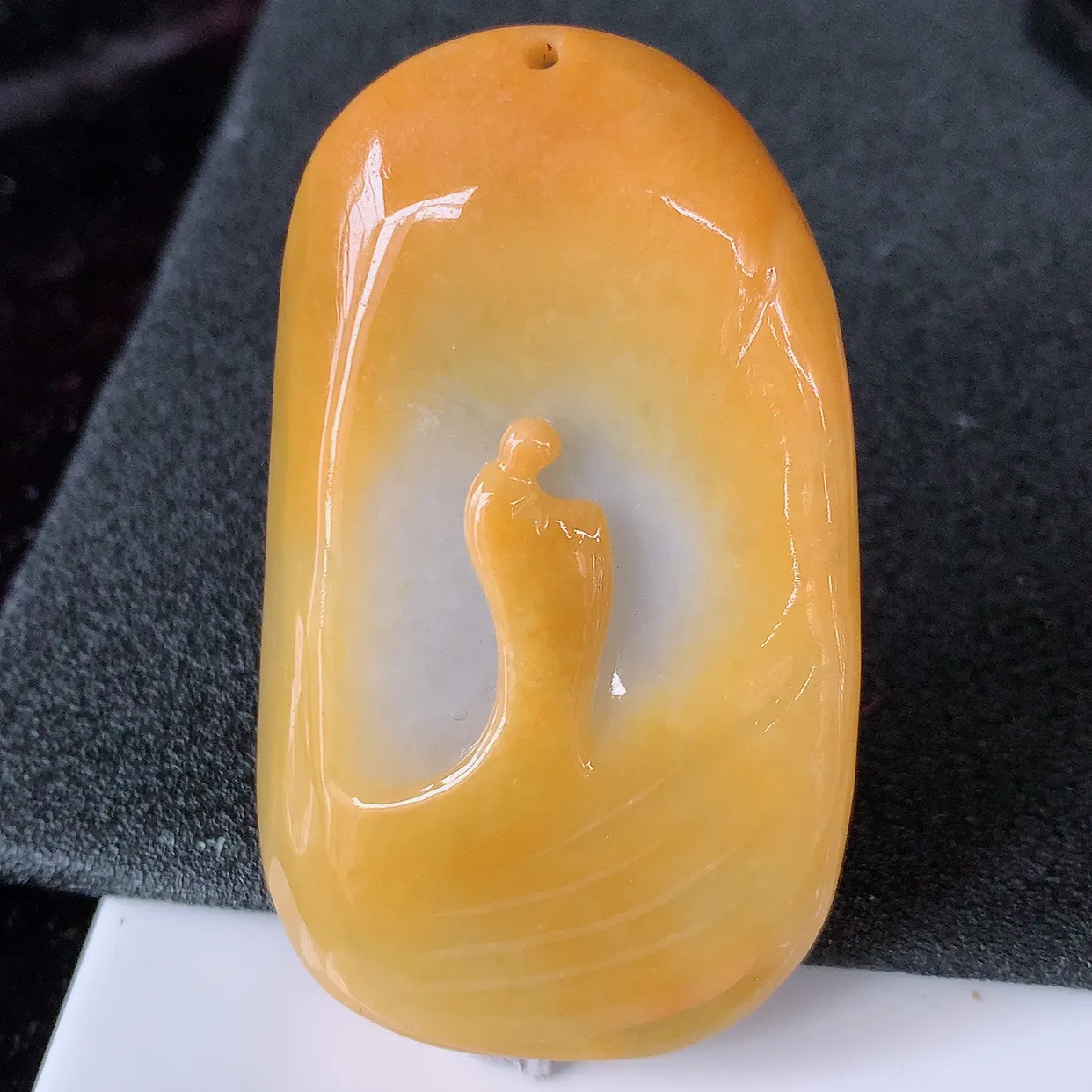 自然光实拍，特色黄翡双彩翡翠悟道吊坠，翡翠悟道寓意“祥和，安宁，吉祥，幸福”，佩戴效果优雅迷人，性价