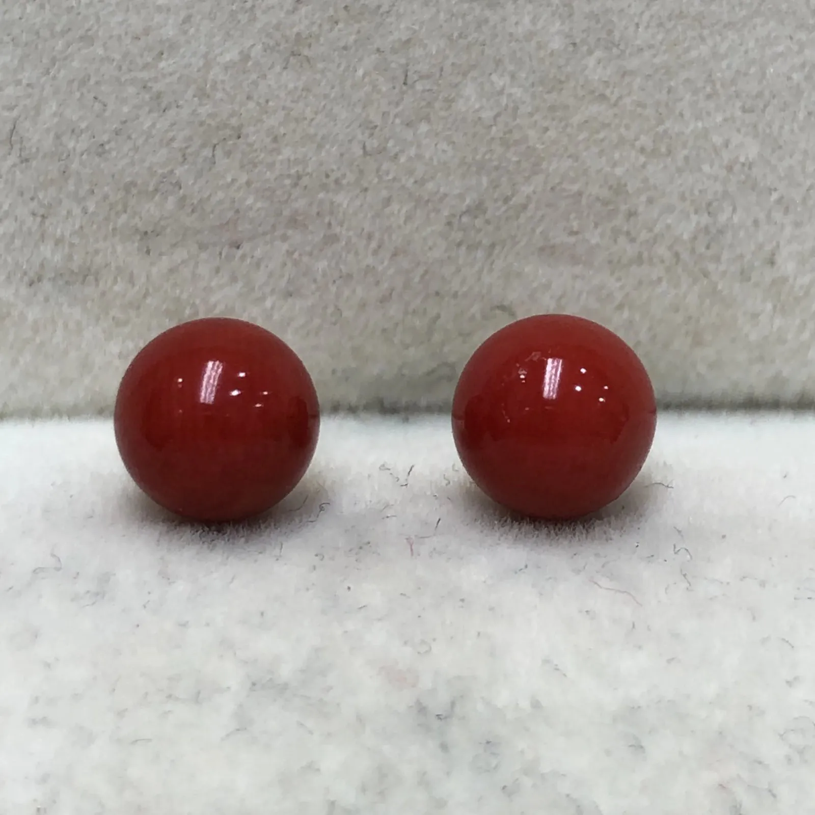 【天然深红珊瑚小7mm圆珠耳钉】天然无添加无优化，深红色，意大利沙丁材料！裸石尺寸6.7*6.7*6.7mm,18k金针，裸石重量约为0.9克。简单精致款！珊瑚材料稀少不可再生，通常说的“千年珊瑚万年的红”是它的真实写照！珊瑚自古被佛教视为珍宝，深海里千年生长的有生命宝石，有灵性，气场强大，佩戴者更有佛性，更有佛缘！