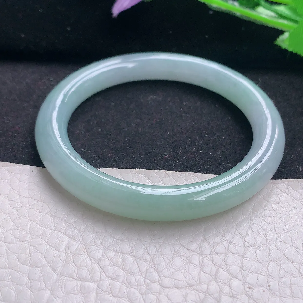 n自然光53*8.2*8.5美人镯 翡翠A货玉手镯浅绿水润圆条玉手环 叮当镯