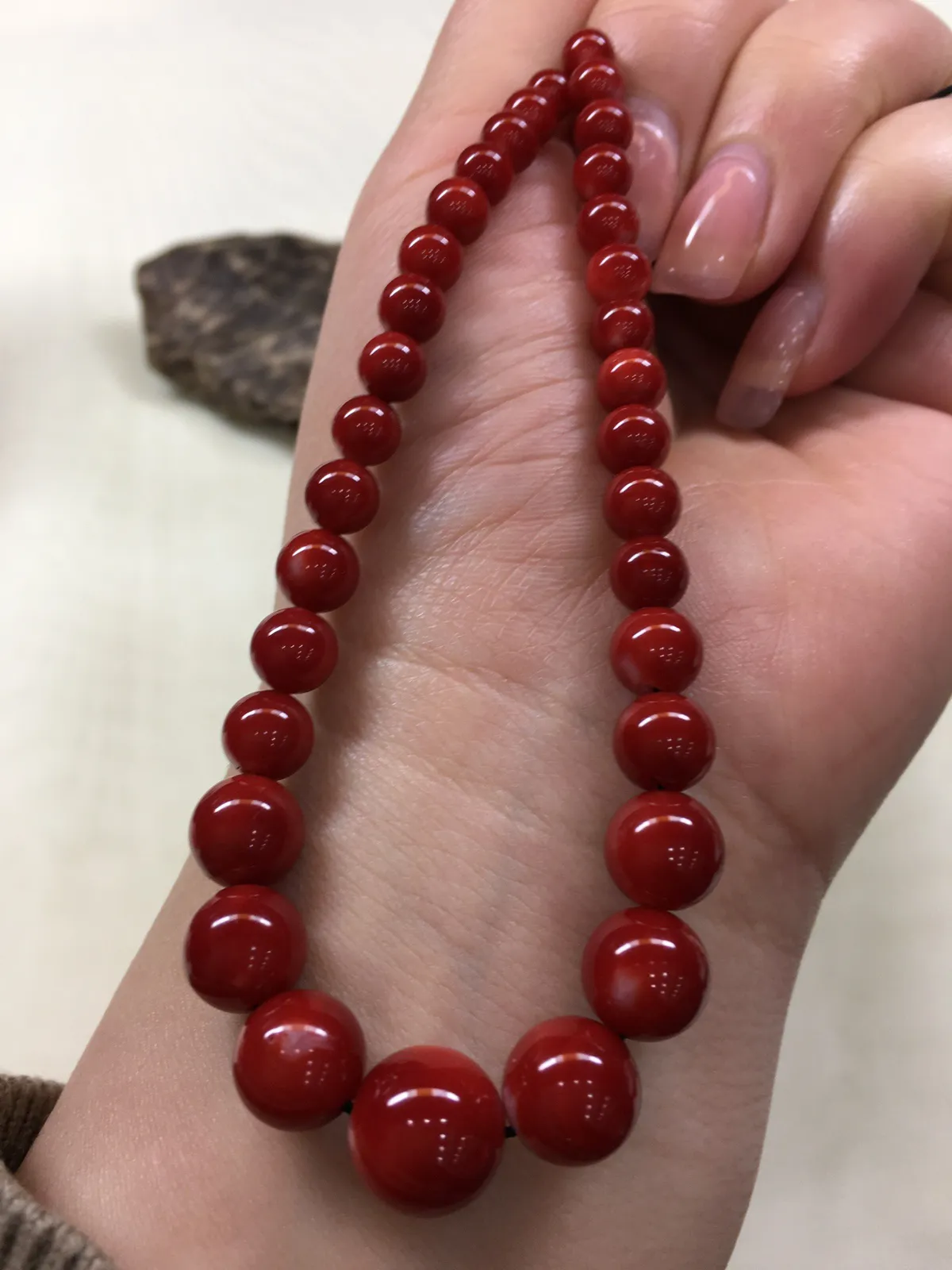 【天然日本阿卡红珊瑚10.3mm圆珠塔链款】难得高瓷度，整条少虫眼少白芯的阿卡圆珠。整条深红颜色，珠