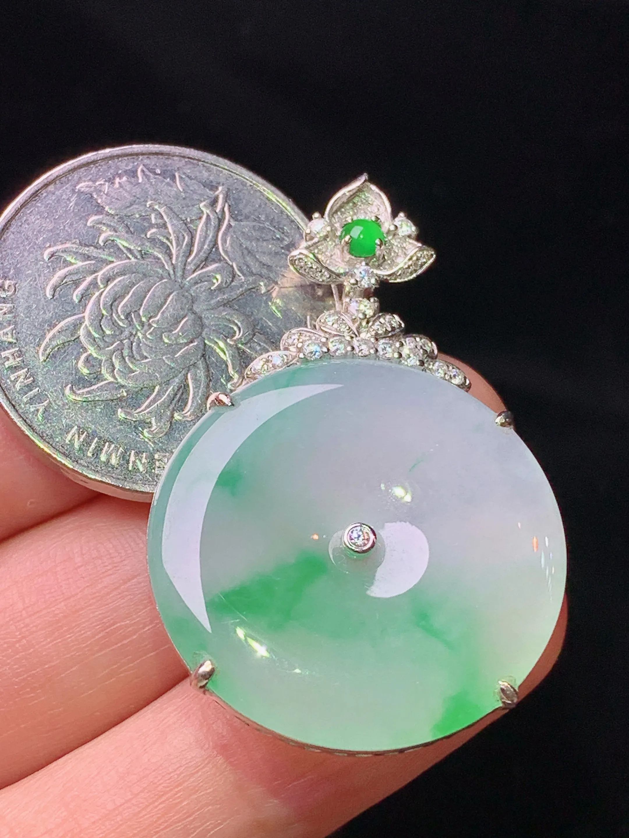 18k金钻镶嵌飘绿平安扣吊坠 玉质细腻 色泽清新艳丽 整体尺寸39.8*25.8*4.7