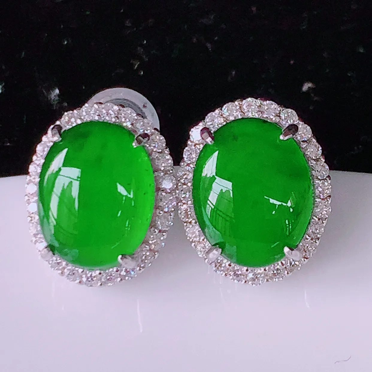 冰透满绿翡翠925银镶嵌耳钉，自然光实拍，翠色灵动，颜色漂亮，种老水足，品相佳，佩戴佳品！#97.20整体16.5-10.5*6裸石10*7.8