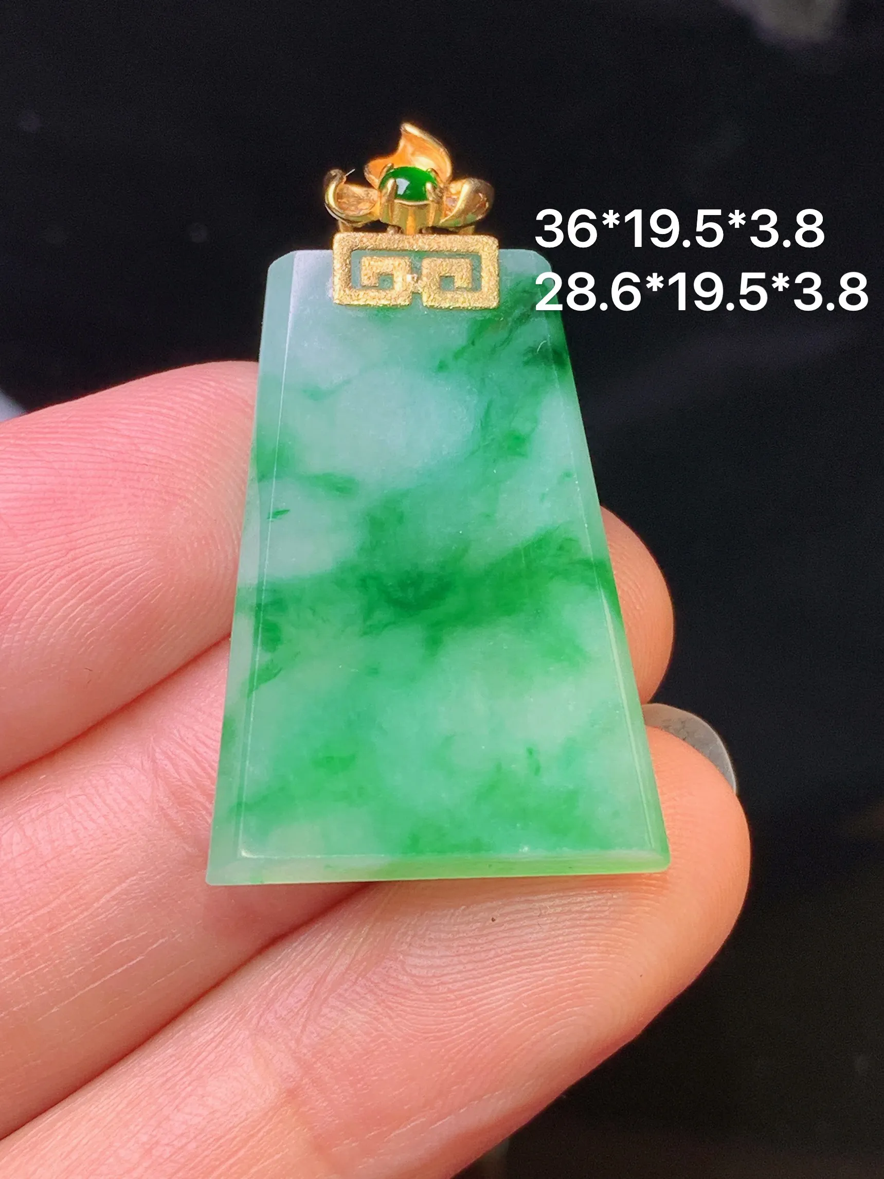 18k金镶嵌飘绿无事牌吊坠 玉质细腻 色泽清新艳丽 整体尺寸36*19.5*3.8