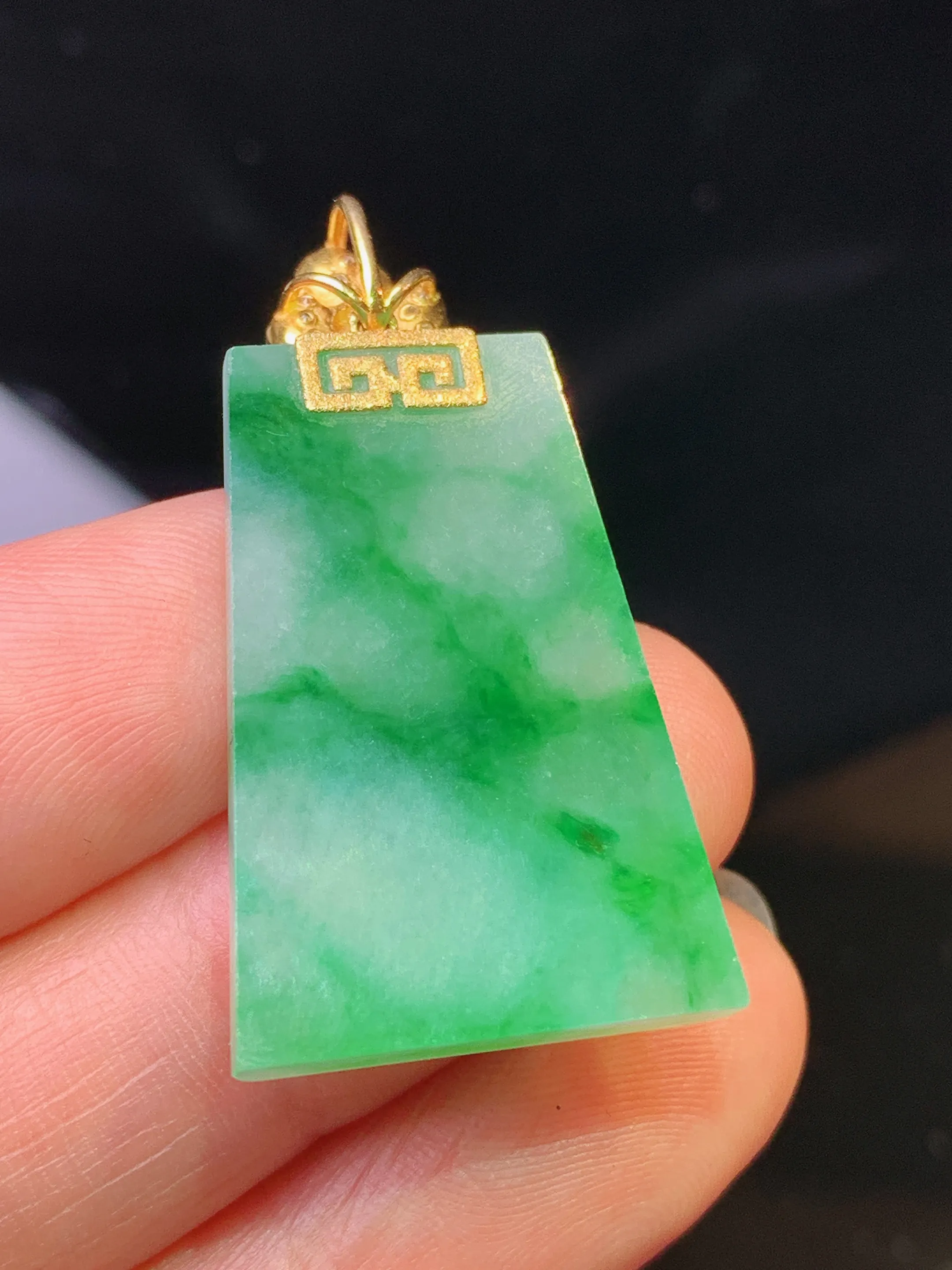 18k金镶嵌飘绿无事牌吊坠 玉质细腻 色泽清新艳丽 整体尺寸36*19.5*3.8